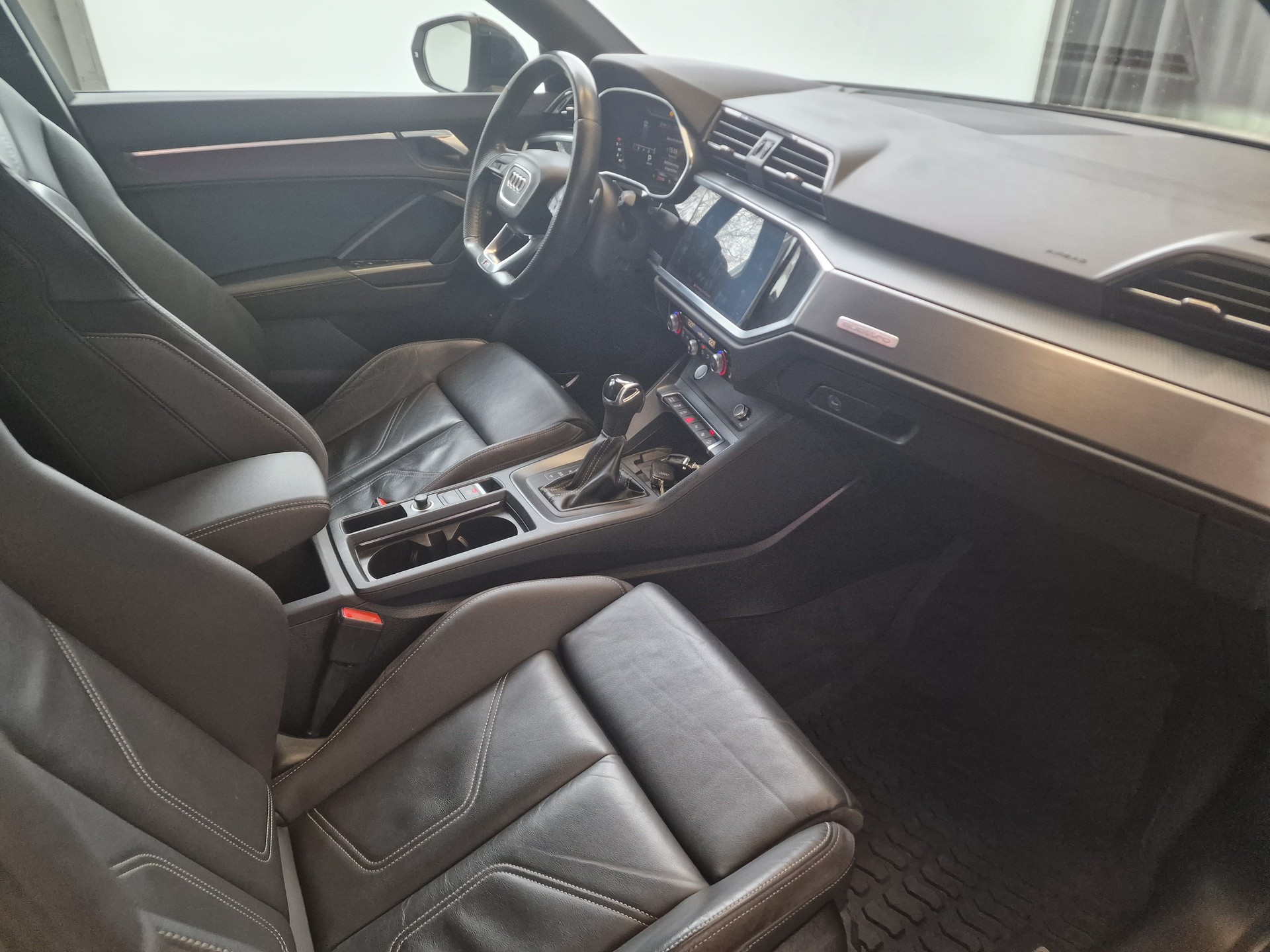 AUDI Q3 45 TFSI S line quattro S-tronic-image-13