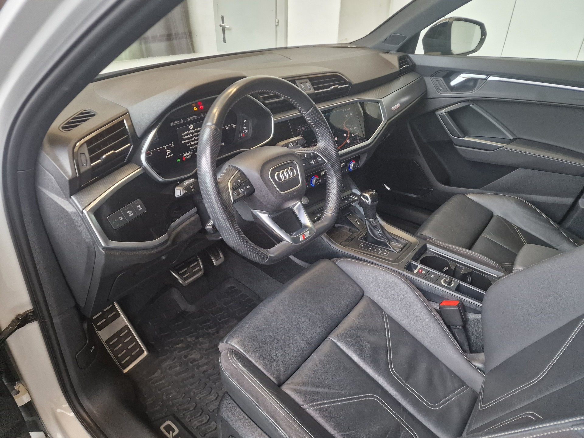 AUDI Q3 45 TFSI S line quattro S-tronic-image-10