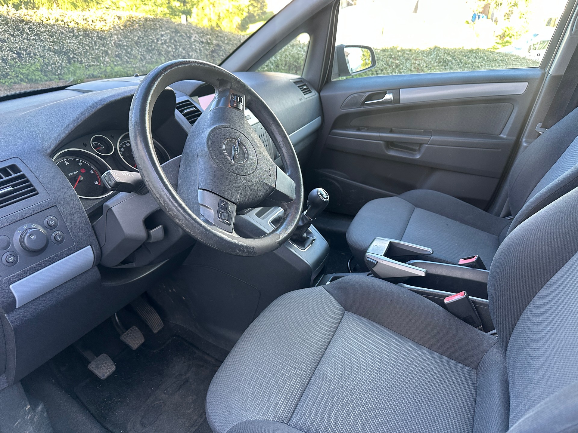 OPEL Zafira 1.9 CDTI (Essentia)-image-7