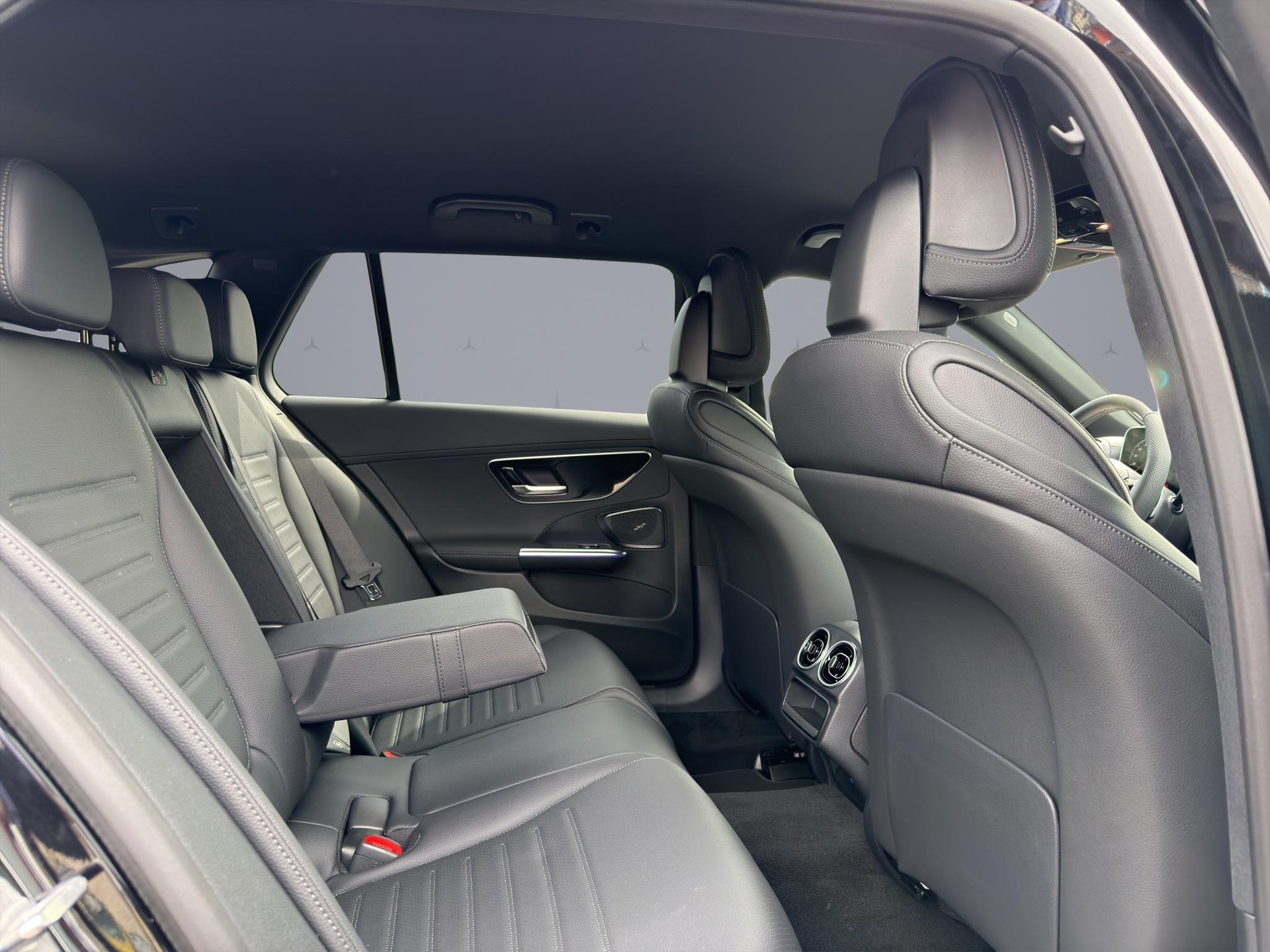 MERCEDES-BENZ C 220 d Swiss Star AMG Line 4matic Kombi-image-15