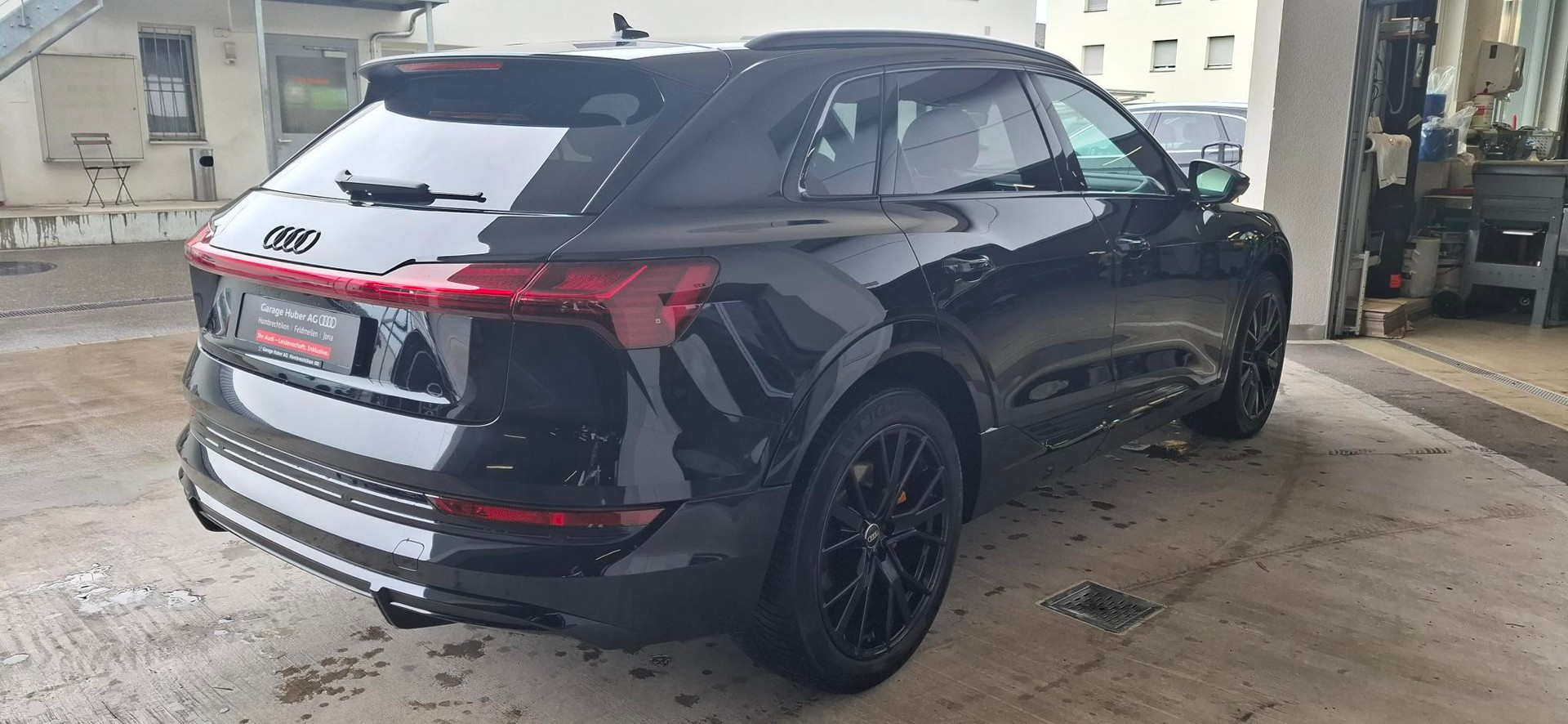 AUDI e-tron 55 S Line Black Edition quattro-image-4