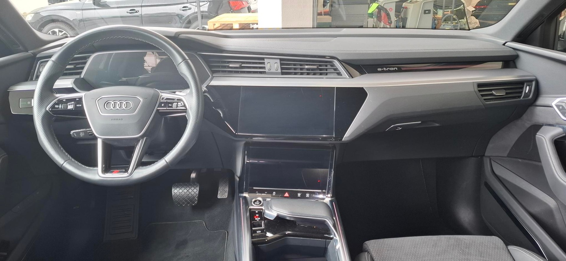 AUDI e-tron 55 S Line Black Edition quattro-image-9