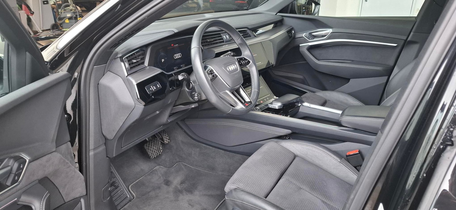 AUDI e-tron 55 S Line Black Edition quattro-image-6