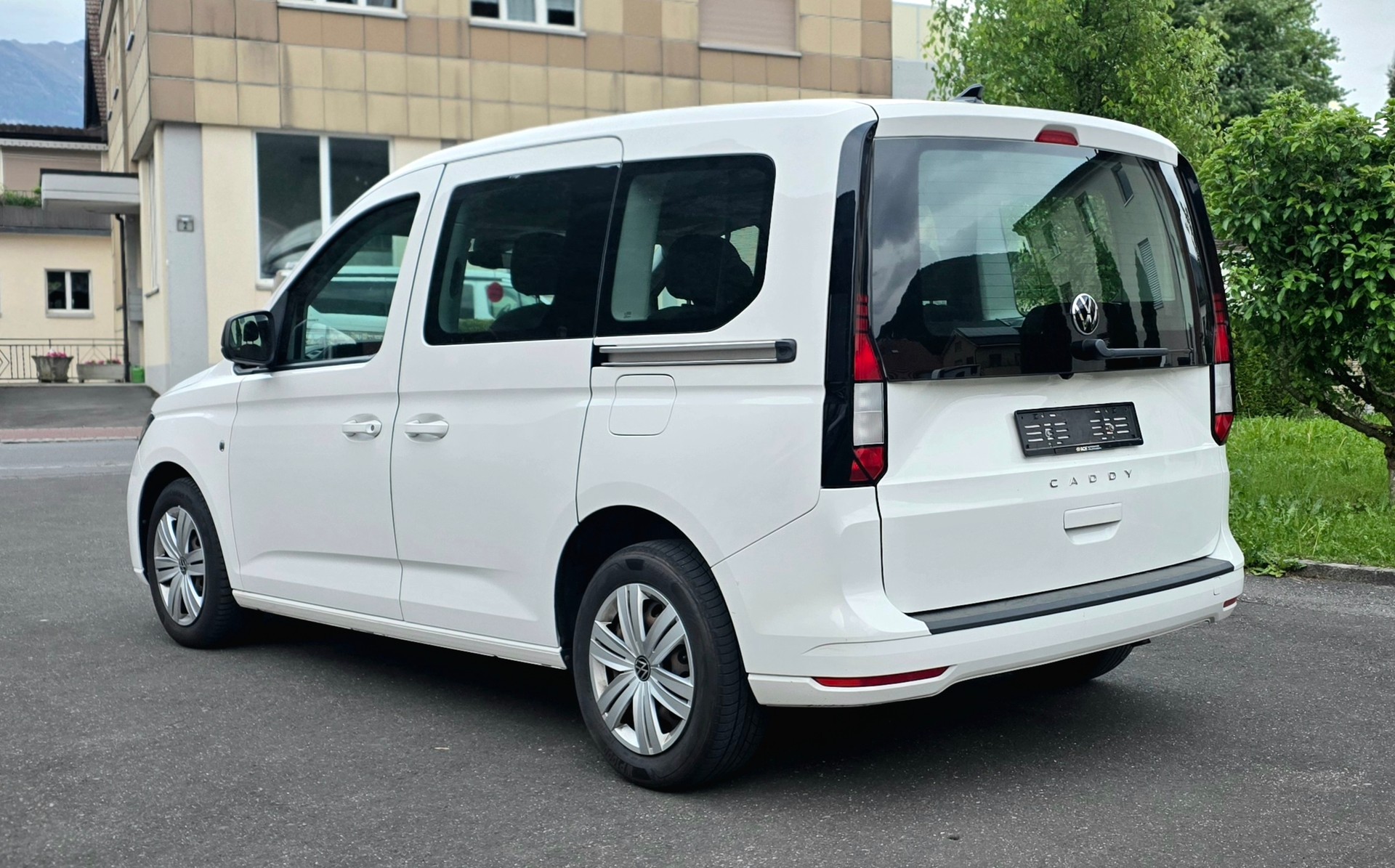 VW Caddy 2.0 TDI DSG-image-1