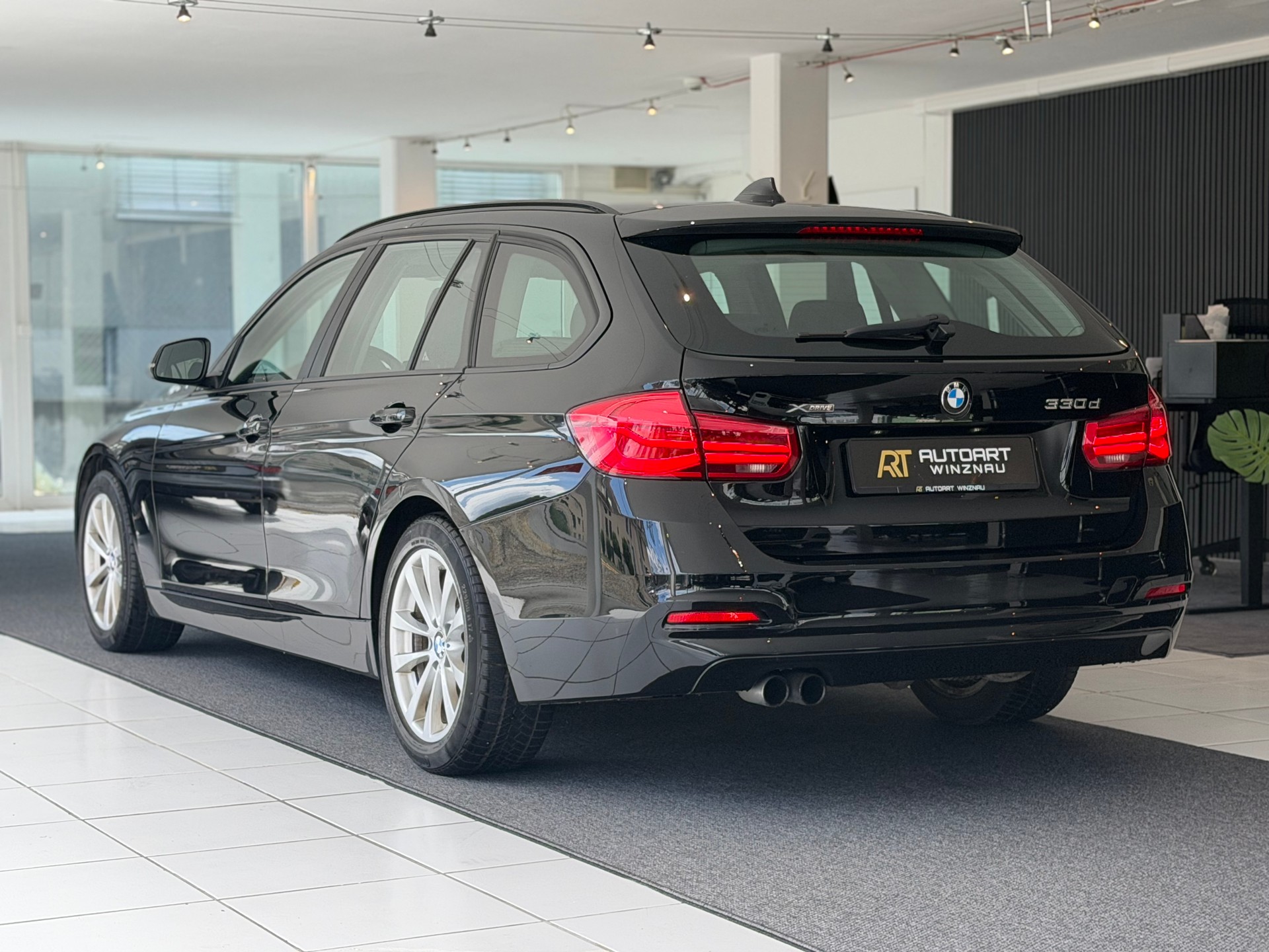 BMW 330d xDrive Touring Steptronic LCI **Frisch ab MFK & Service**-image-7