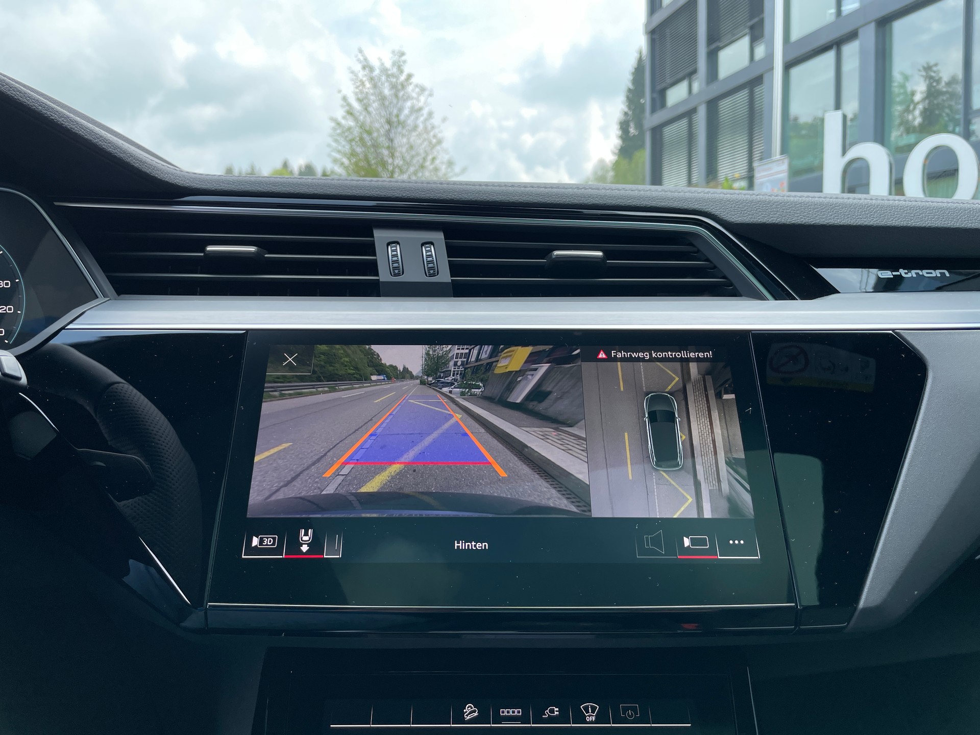AUDI e-tron 55 S Line quattro-image-23