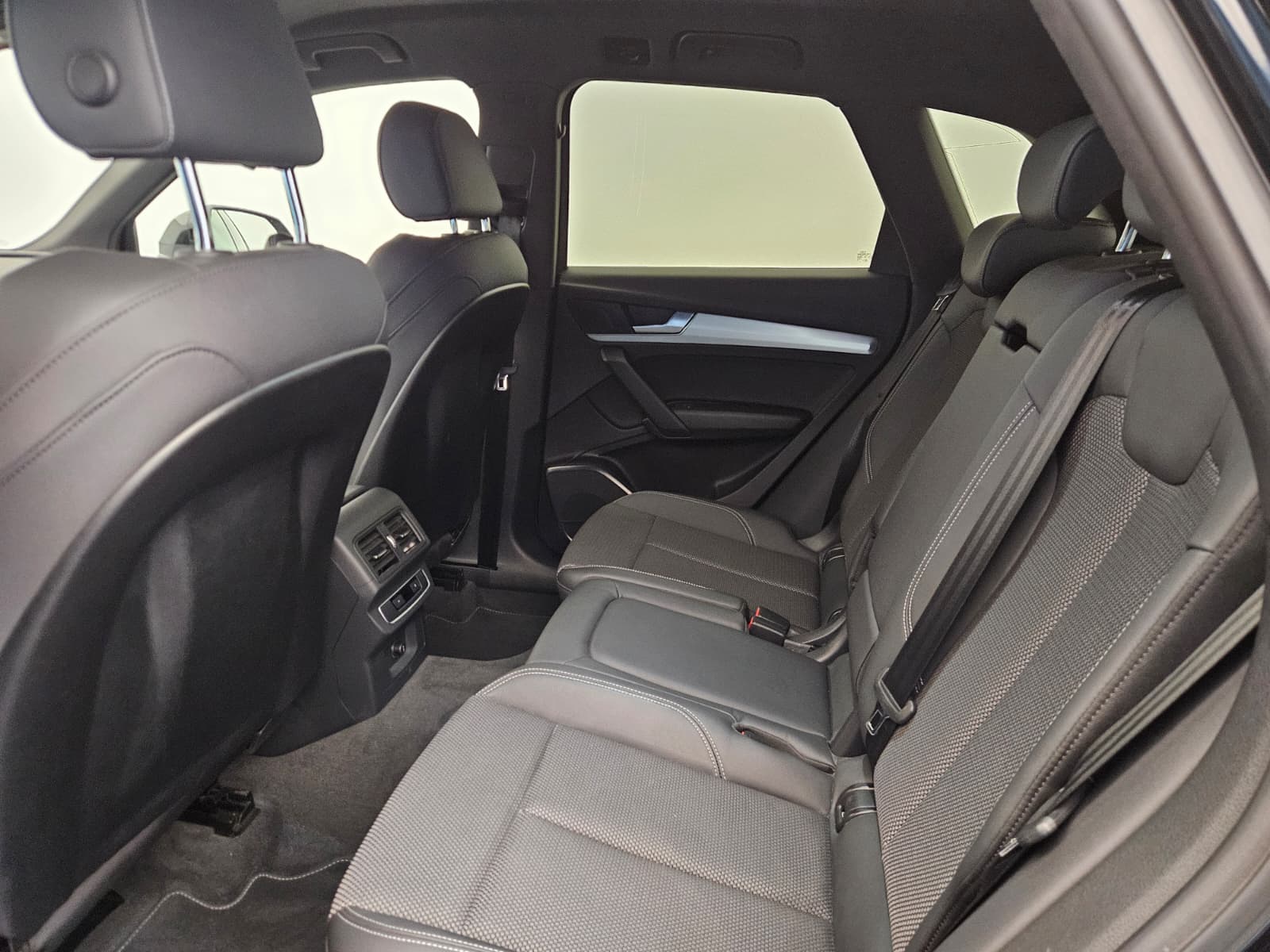 AUDI Q5 50 TFSI e PHEV S line quattro S-tronic-image-12