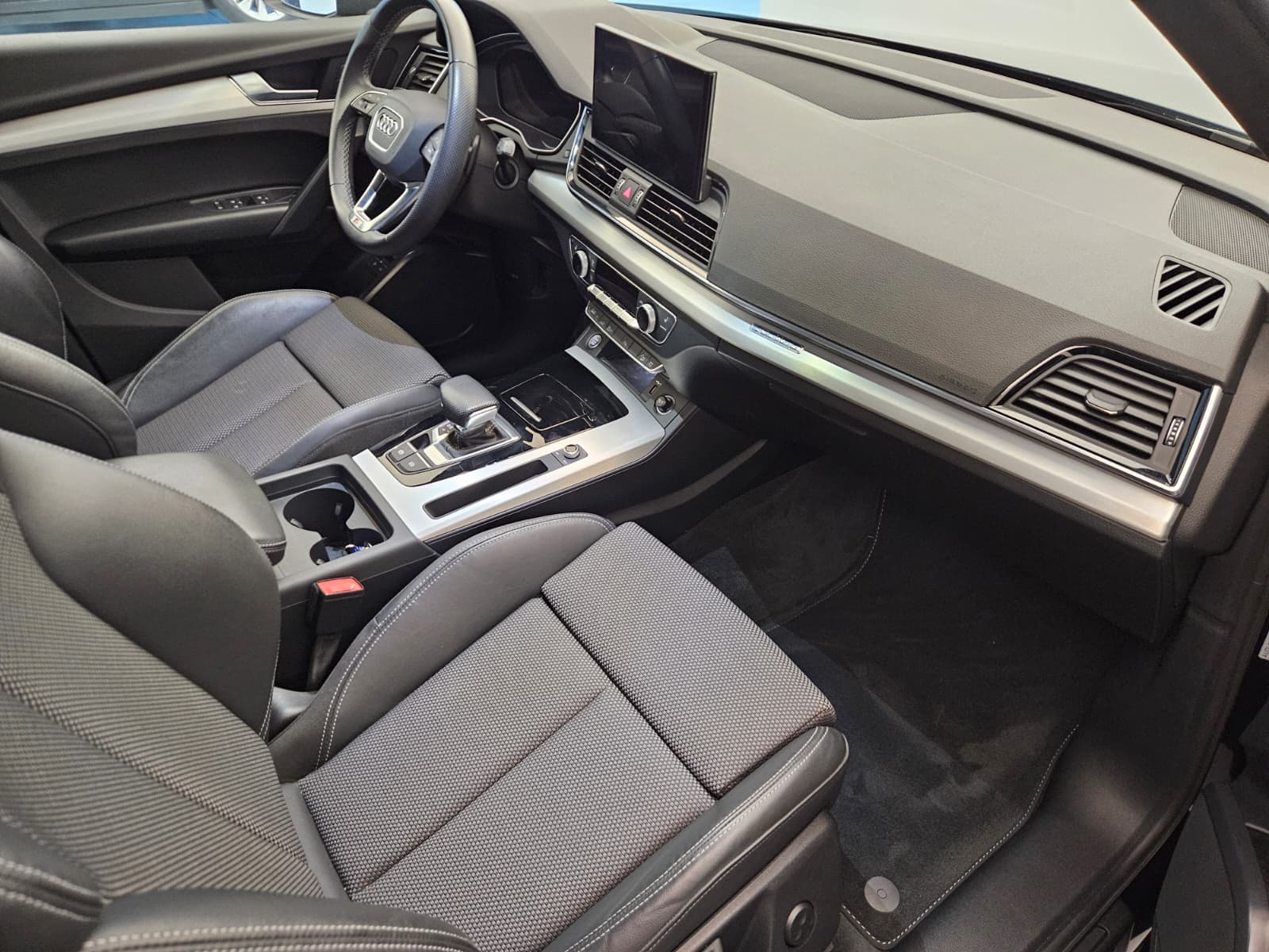 AUDI Q5 50 TFSI e PHEV S line quattro S-tronic-image-11