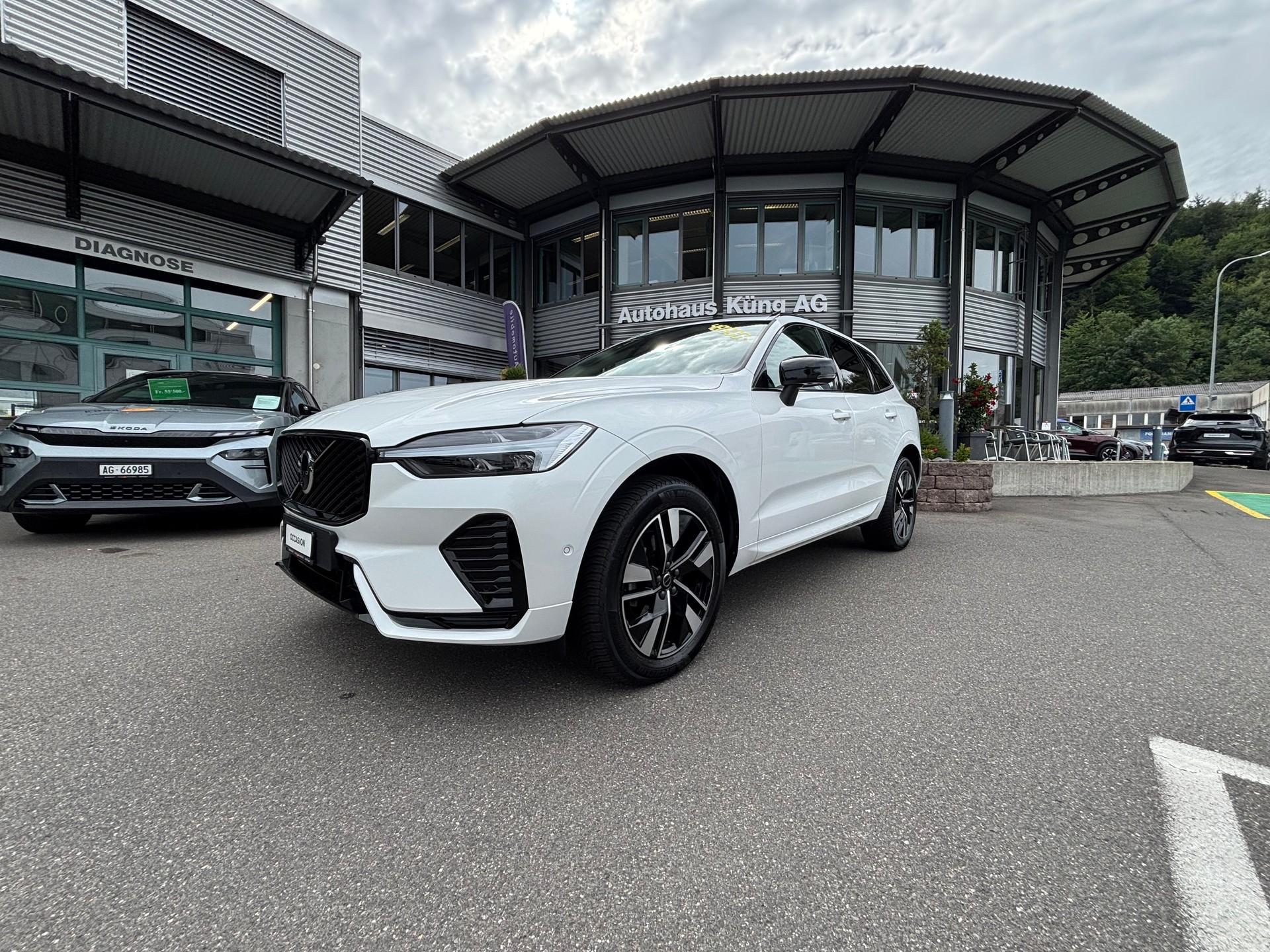 VOLVO XC60 B5 Benzin Mild Hybrid AWD Plus Dark Geartronic-image-0