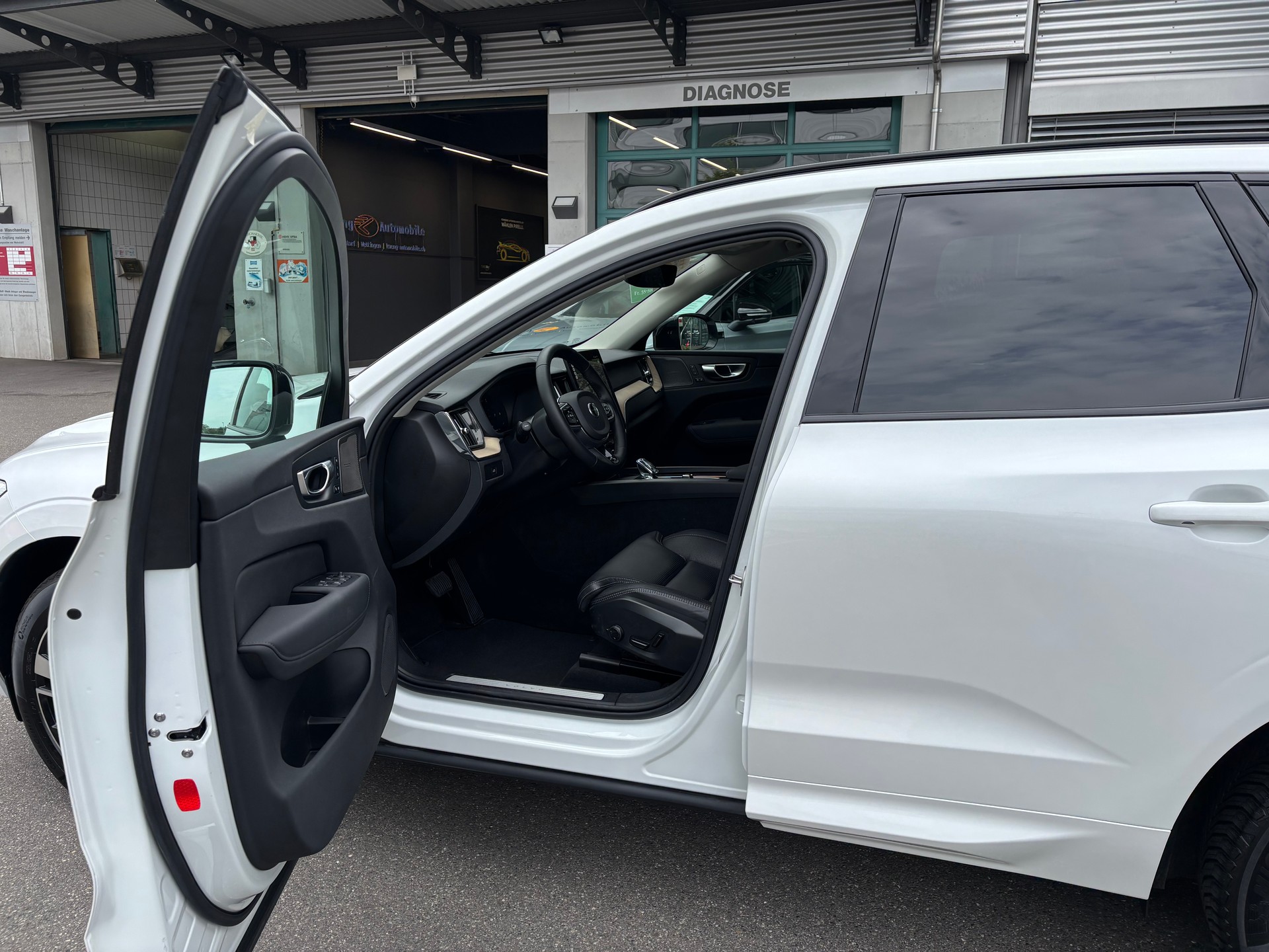 VOLVO XC60 B5 Benzin Mild Hybrid AWD Plus Dark Geartronic-image-9