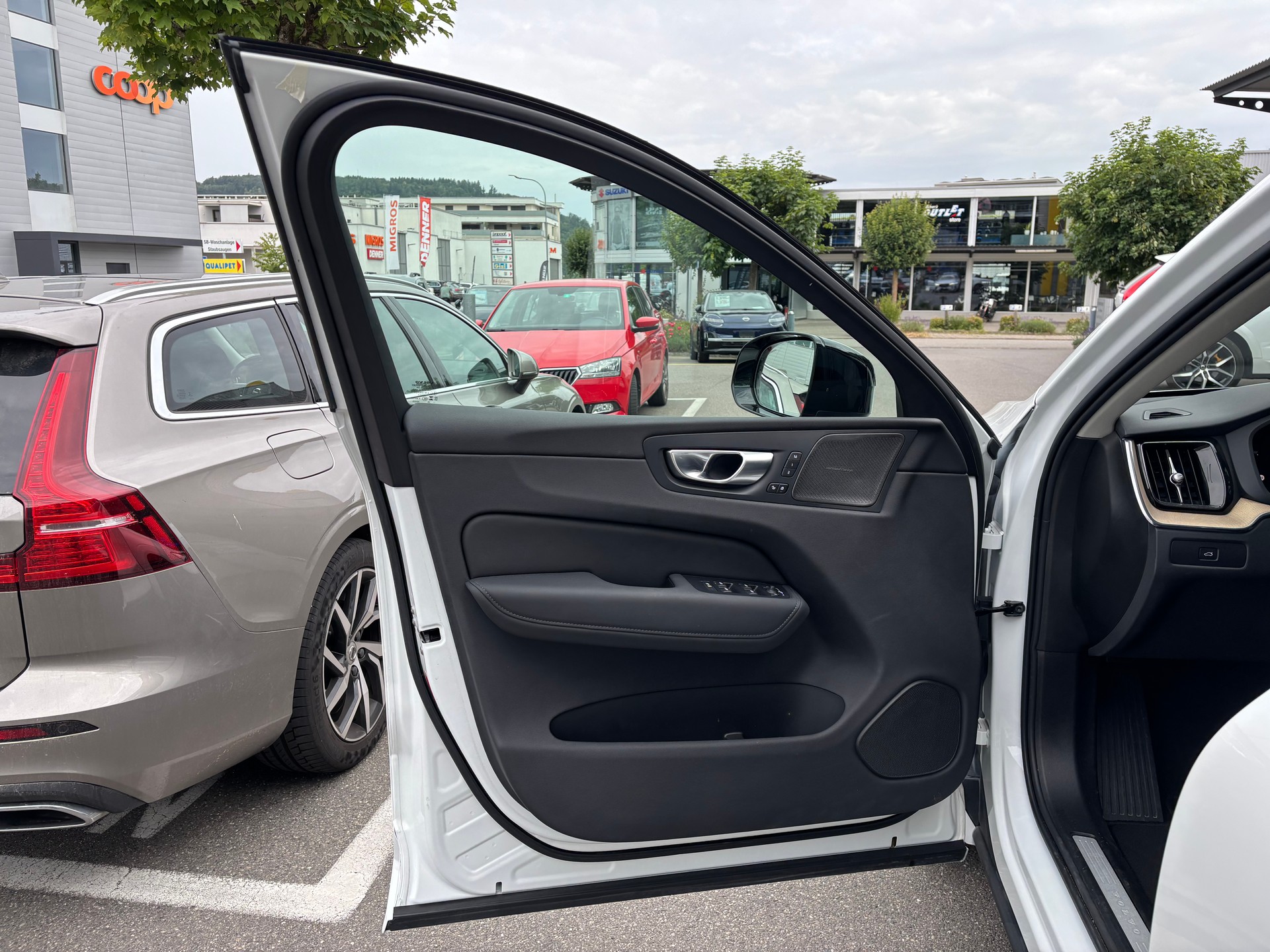 VOLVO XC60 B5 Benzin Mild Hybrid AWD Plus Dark Geartronic-image-10