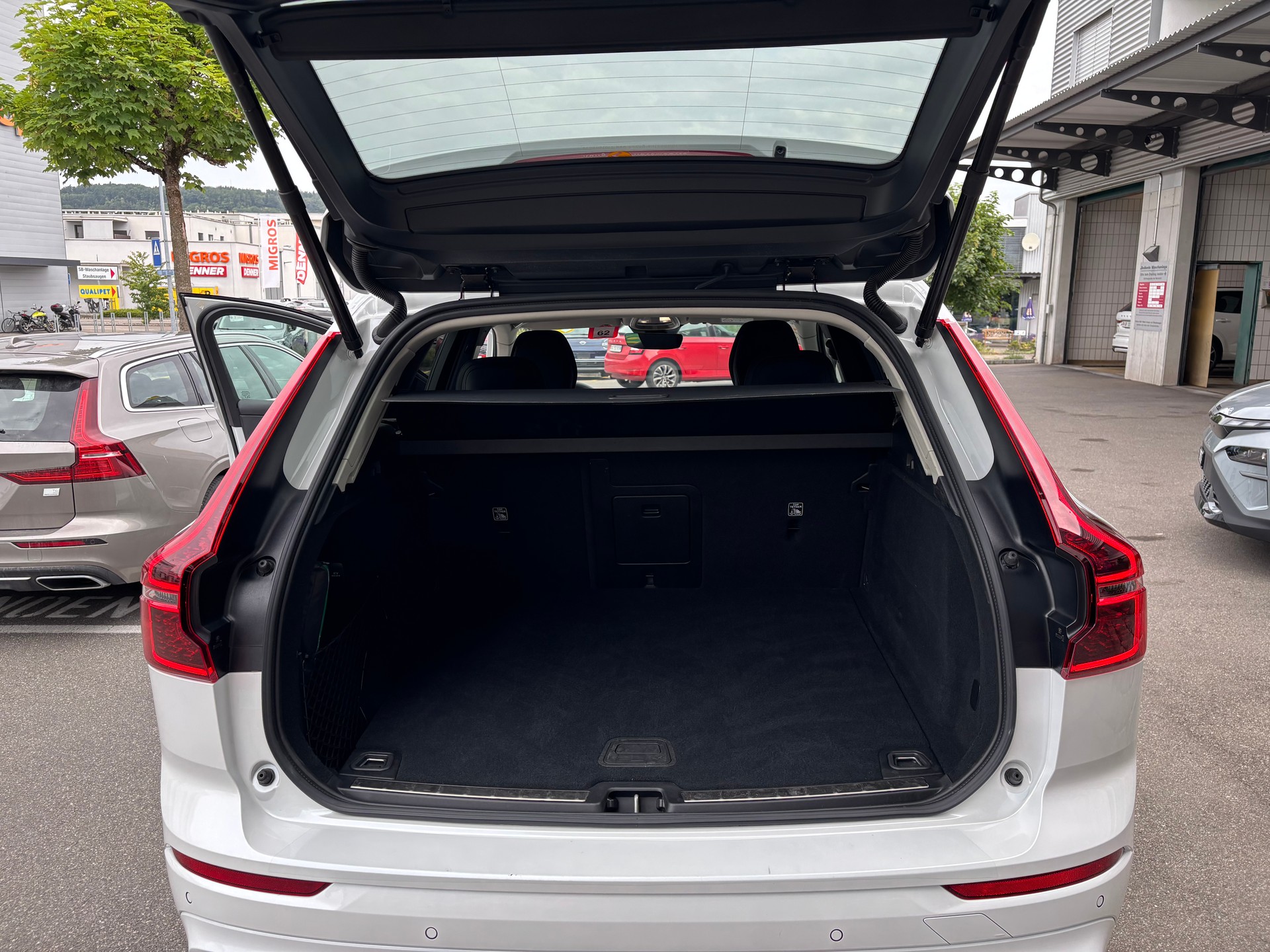 VOLVO XC60 B5 Benzin Mild Hybrid AWD Plus Dark Geartronic-image-13