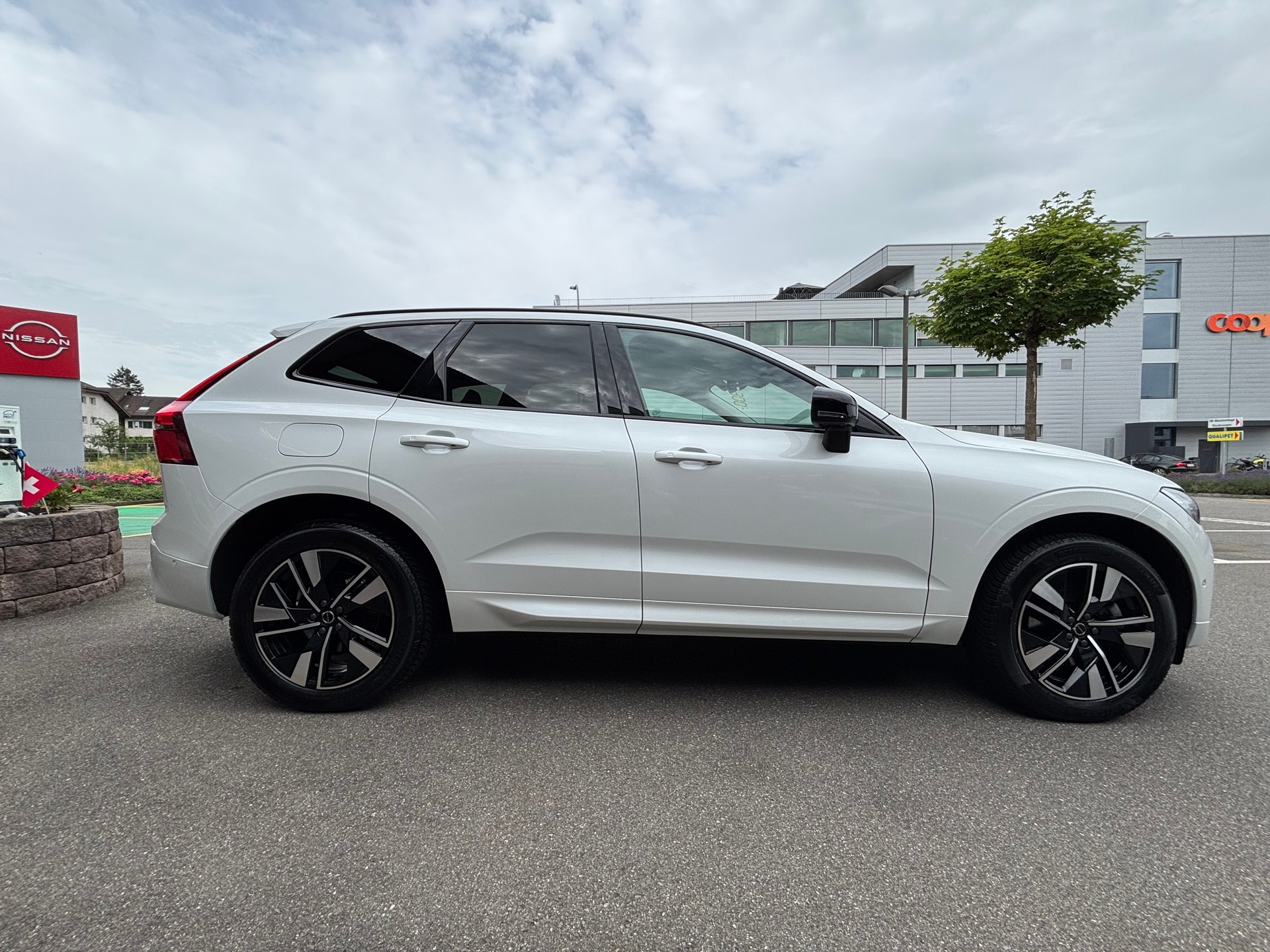 VOLVO XC60 B5 Benzin Mild Hybrid AWD Plus Dark Geartronic-image-6