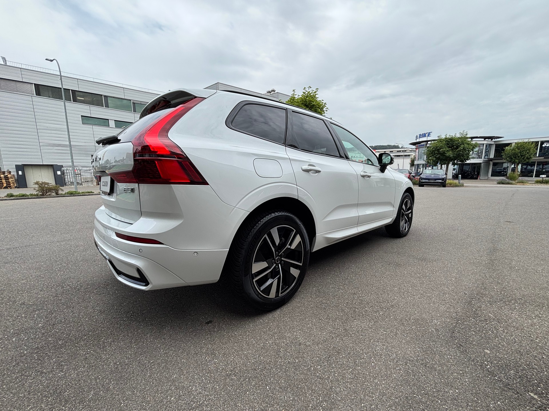 VOLVO XC60 B5 Benzin Mild Hybrid AWD Plus Dark Geartronic-image-5