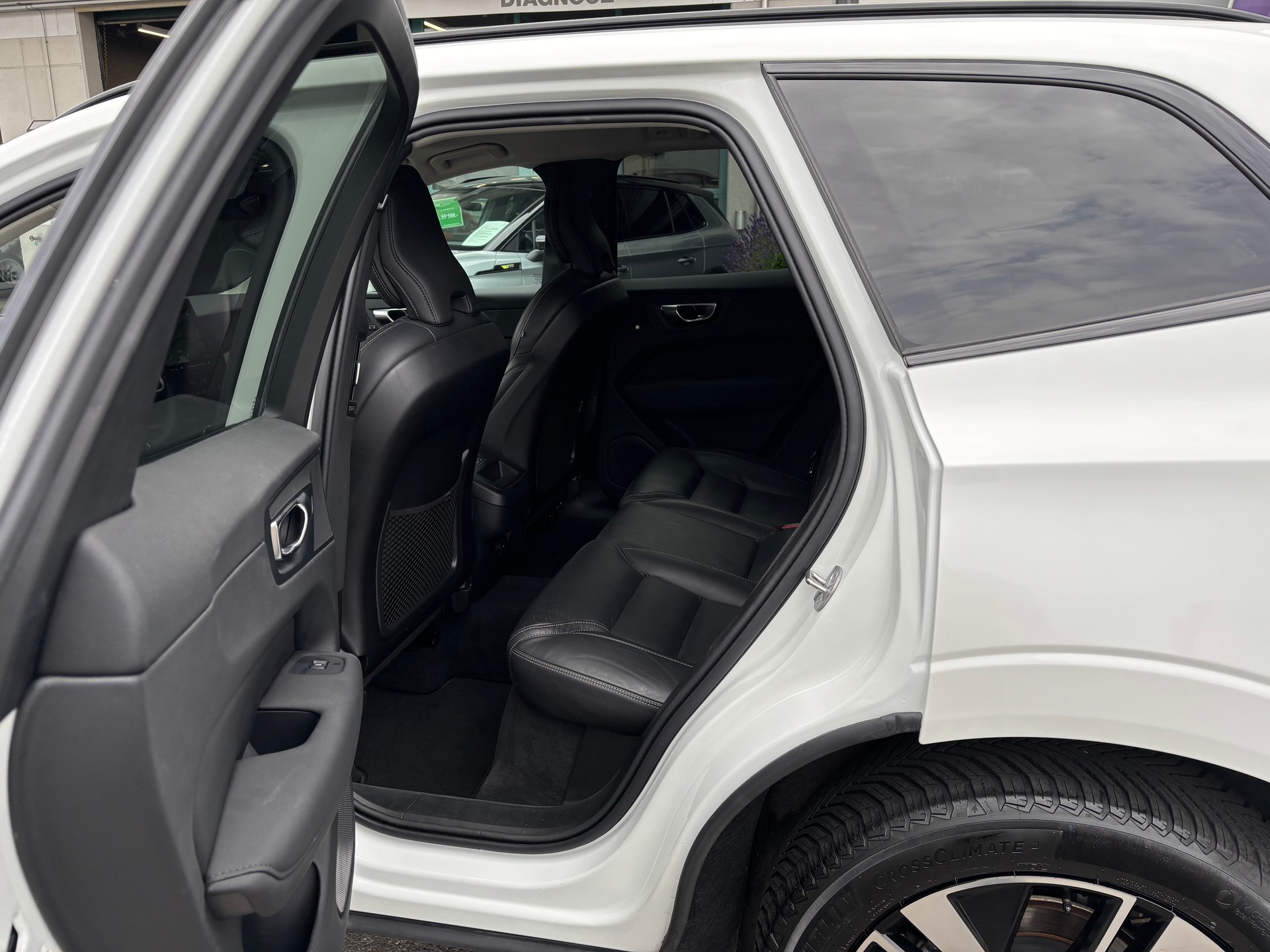 VOLVO XC60 B5 Benzin Mild Hybrid AWD Plus Dark Geartronic-image-12