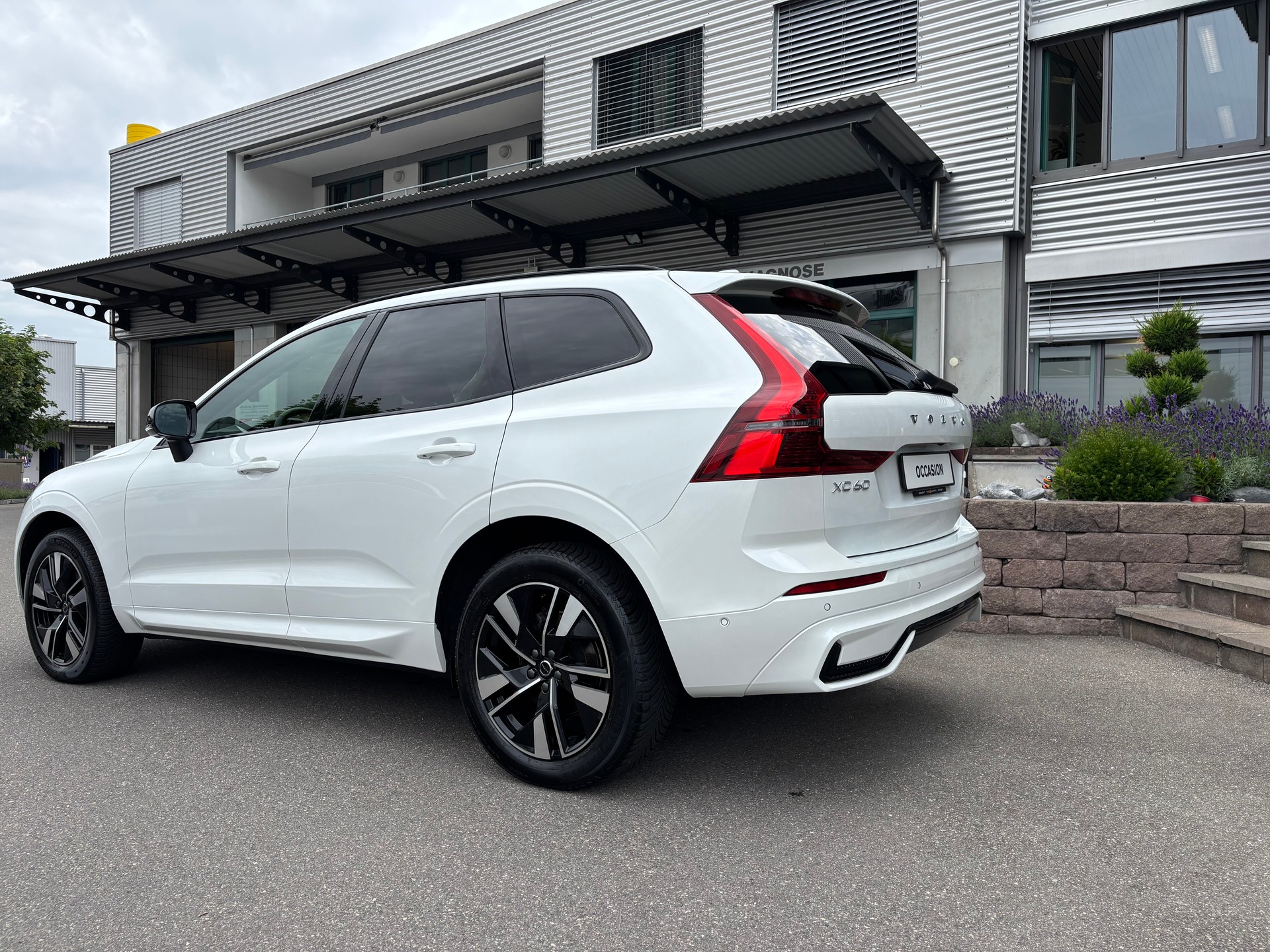 VOLVO XC60 B5 Benzin Mild Hybrid AWD Plus Dark Geartronic-image-3