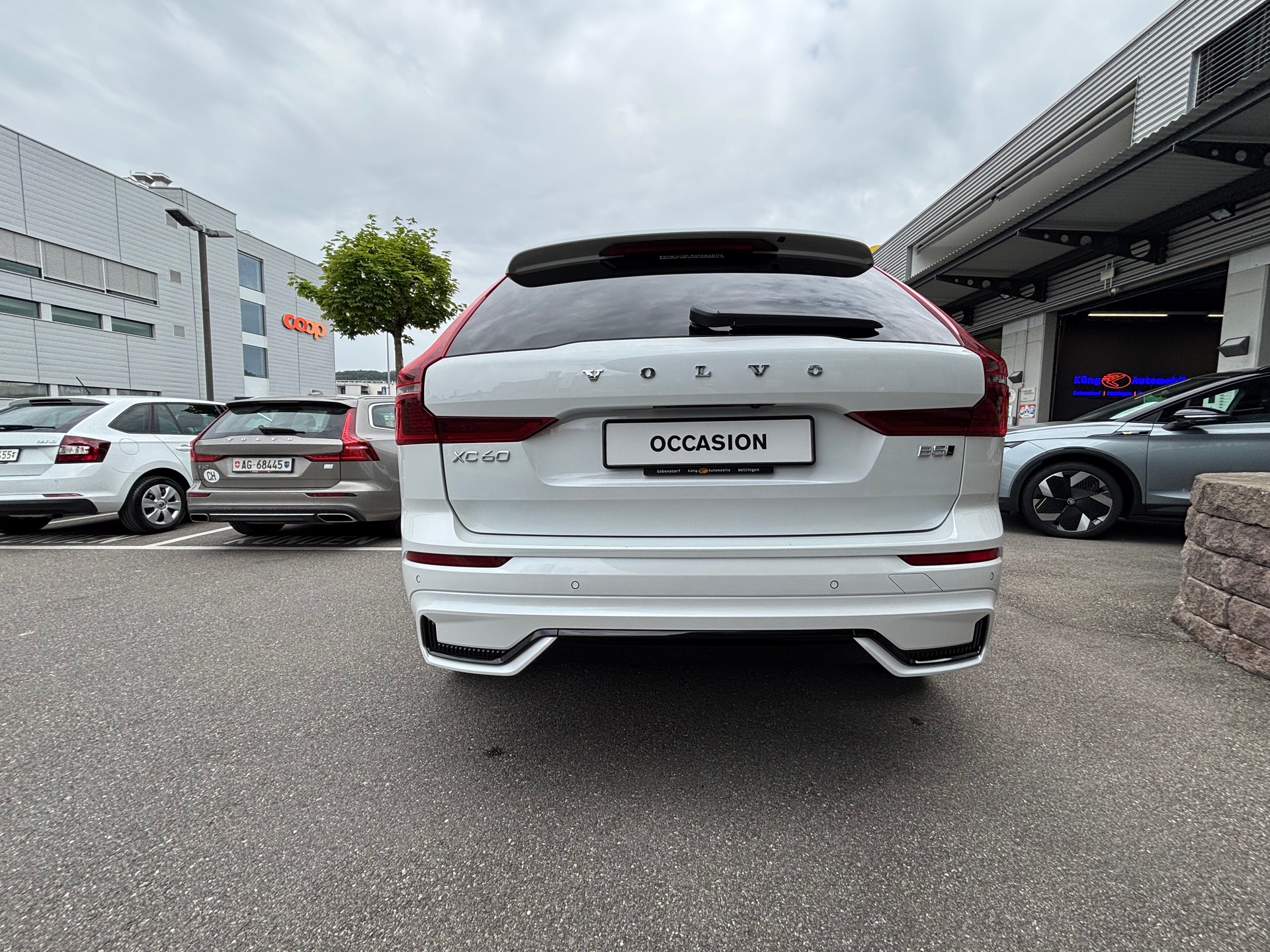 VOLVO XC60 B5 Benzin Mild Hybrid AWD Plus Dark Geartronic-image-4
