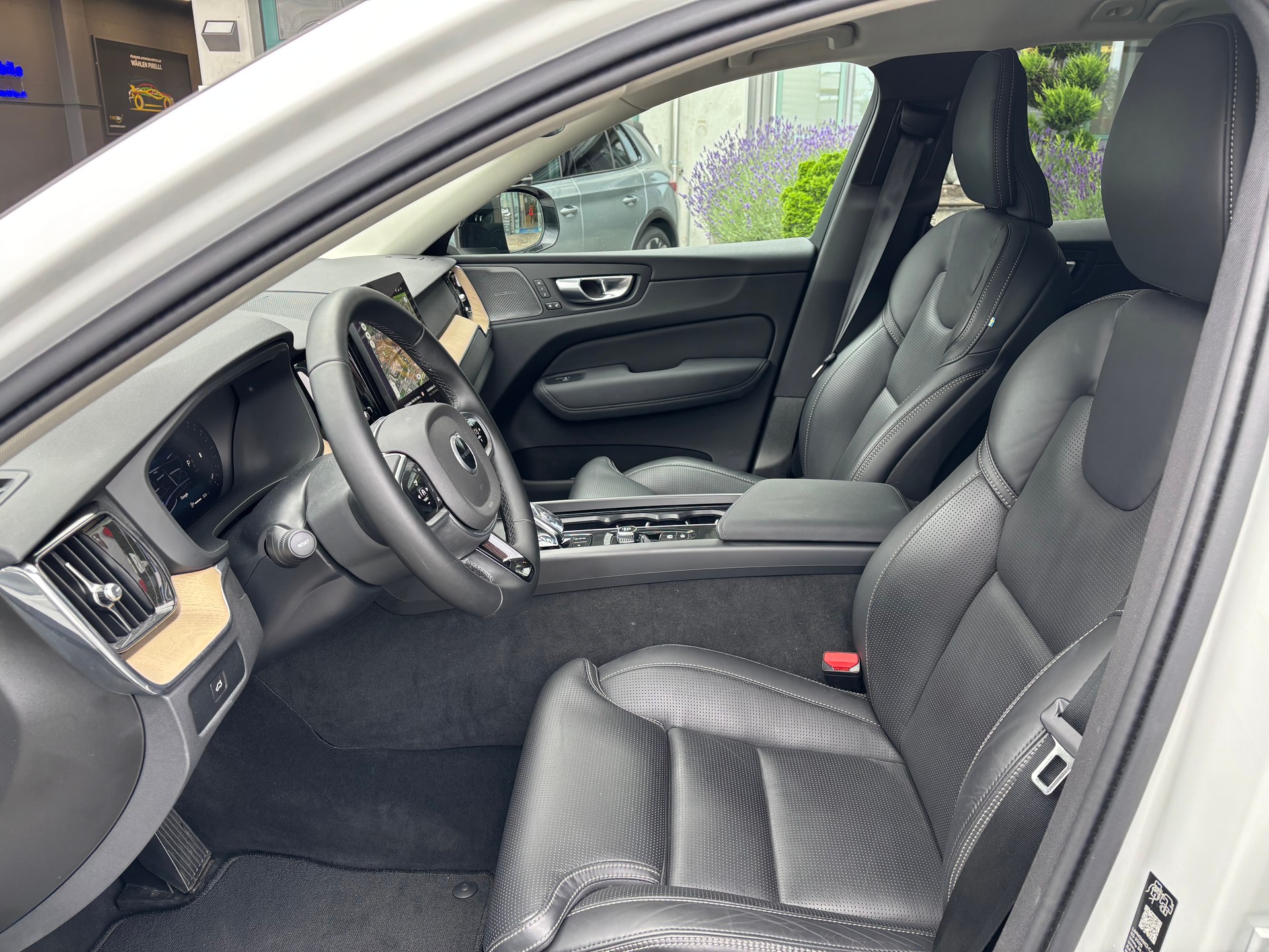 VOLVO XC60 B5 Benzin Mild Hybrid AWD Plus Dark Geartronic-image-11