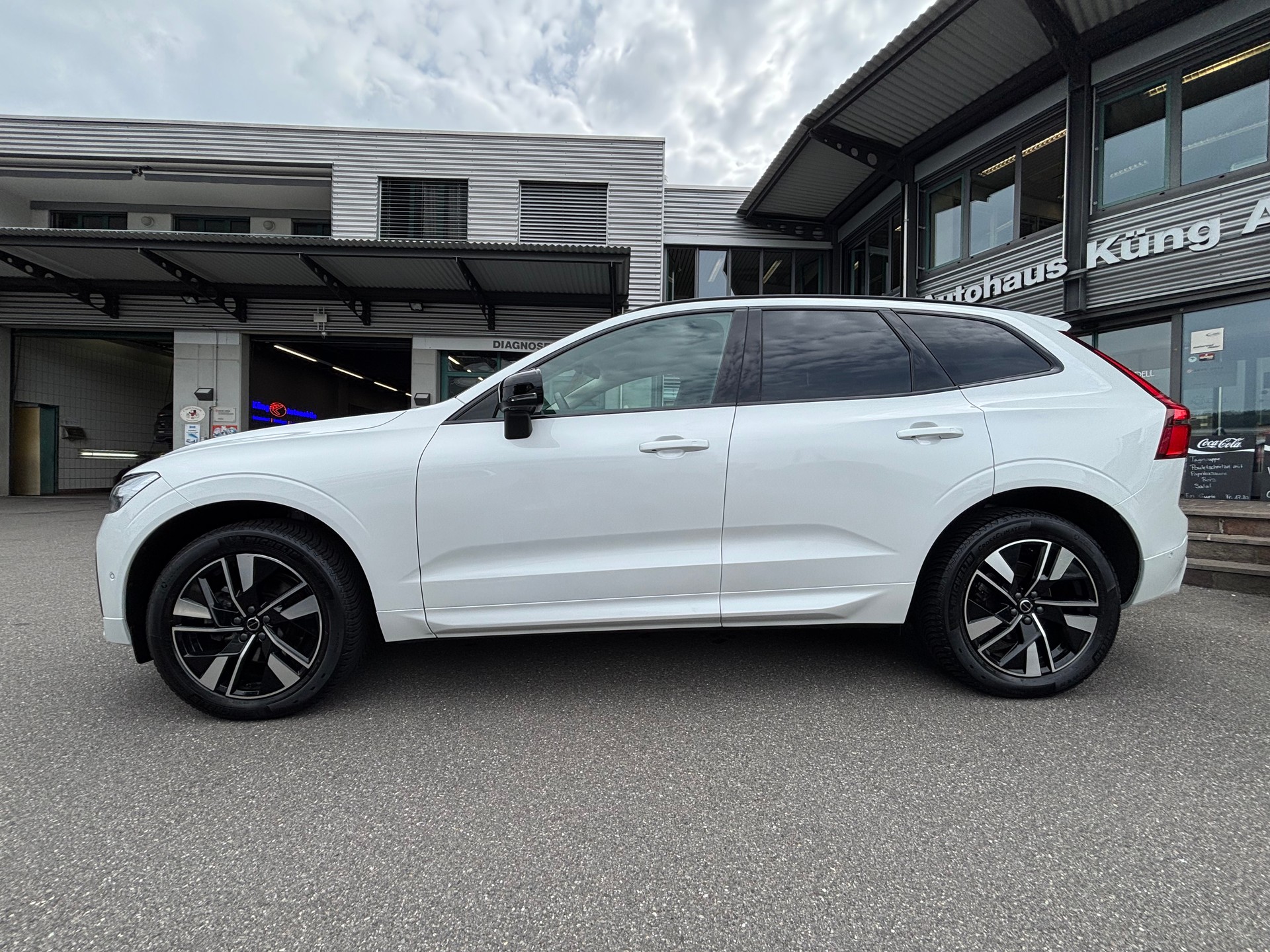VOLVO XC60 B5 Benzin Mild Hybrid AWD Plus Dark Geartronic-image-2