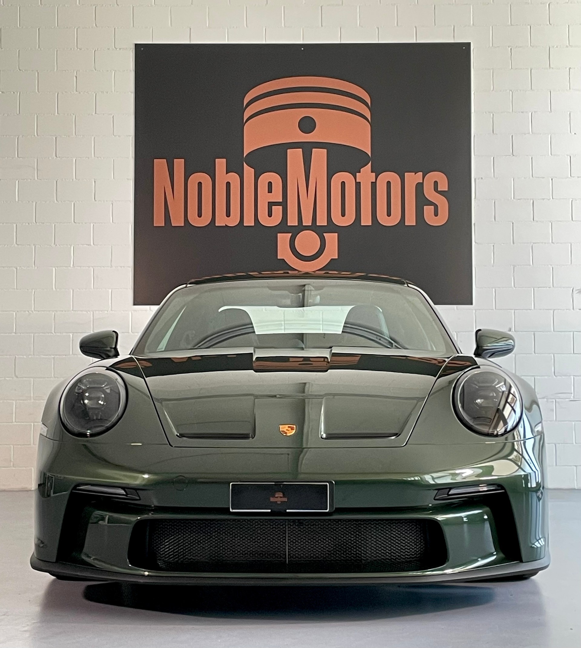 PORSCHE 911 GT3 Touring in Sonderlackierung mit Lederausstattung, Lift, PCCB und PPF foliert