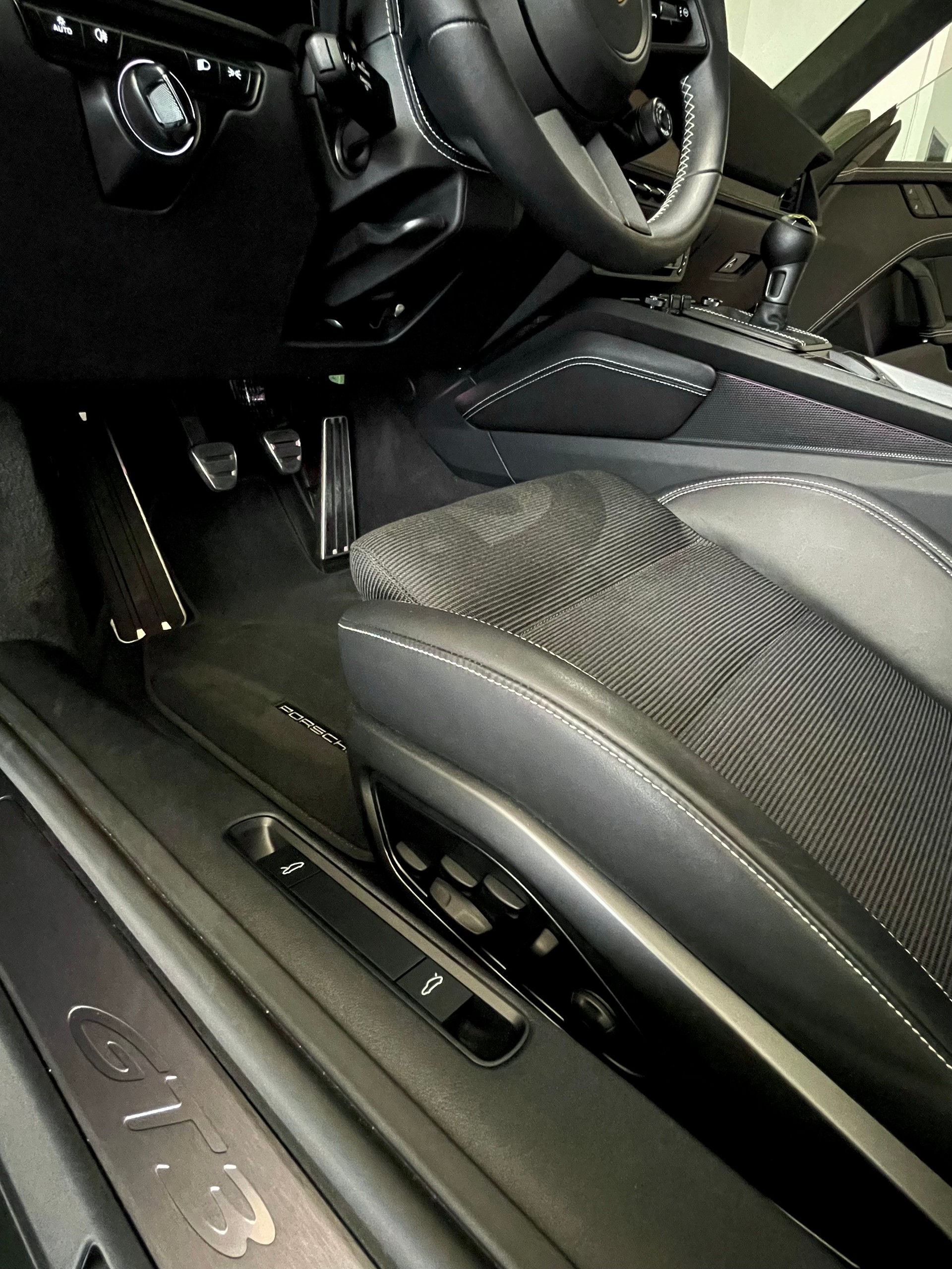 PORSCHE 911 GT3 Touring in Sonderlackierung mit Lederausstattung, Lift, PCCB und PPF foliert-image-19