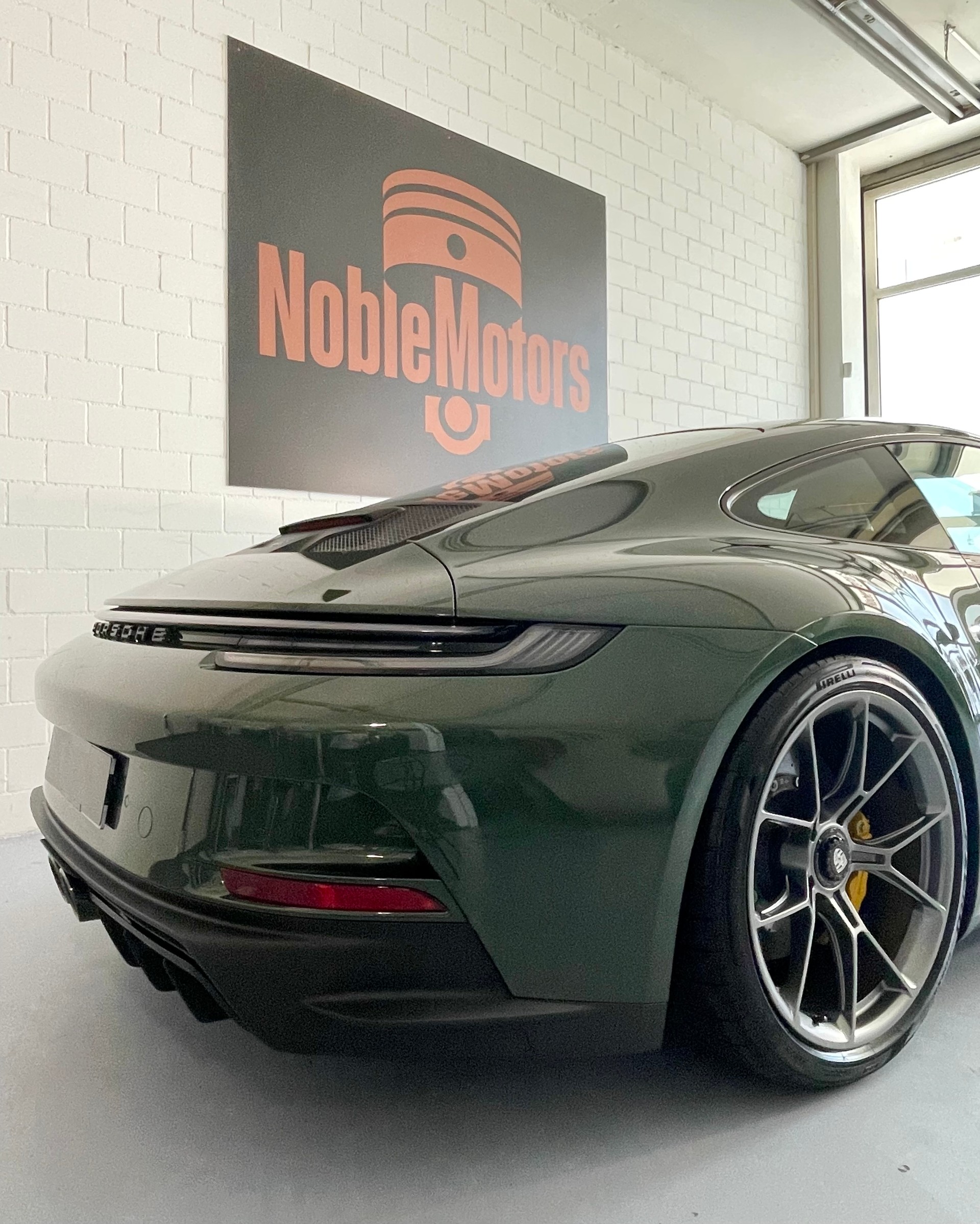 PORSCHE 911 GT3 Touring in Sonderlackierung mit Lederausstattung, Lift, PCCB und PPF foliert-image-8