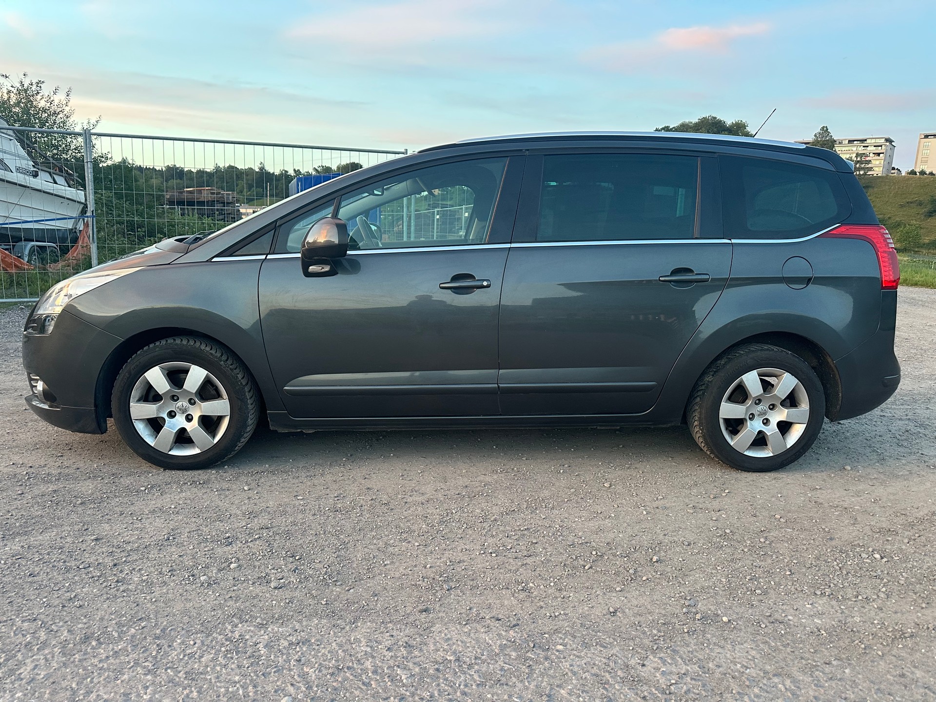 PEUGEOT 5008 1.6 16V T Sport Pack Automatic-image-3