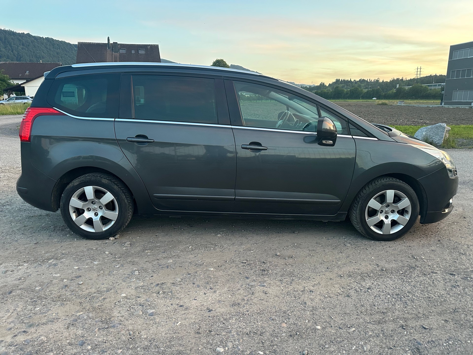 PEUGEOT 5008 1.6 16V T Sport Pack Automatic-image-4