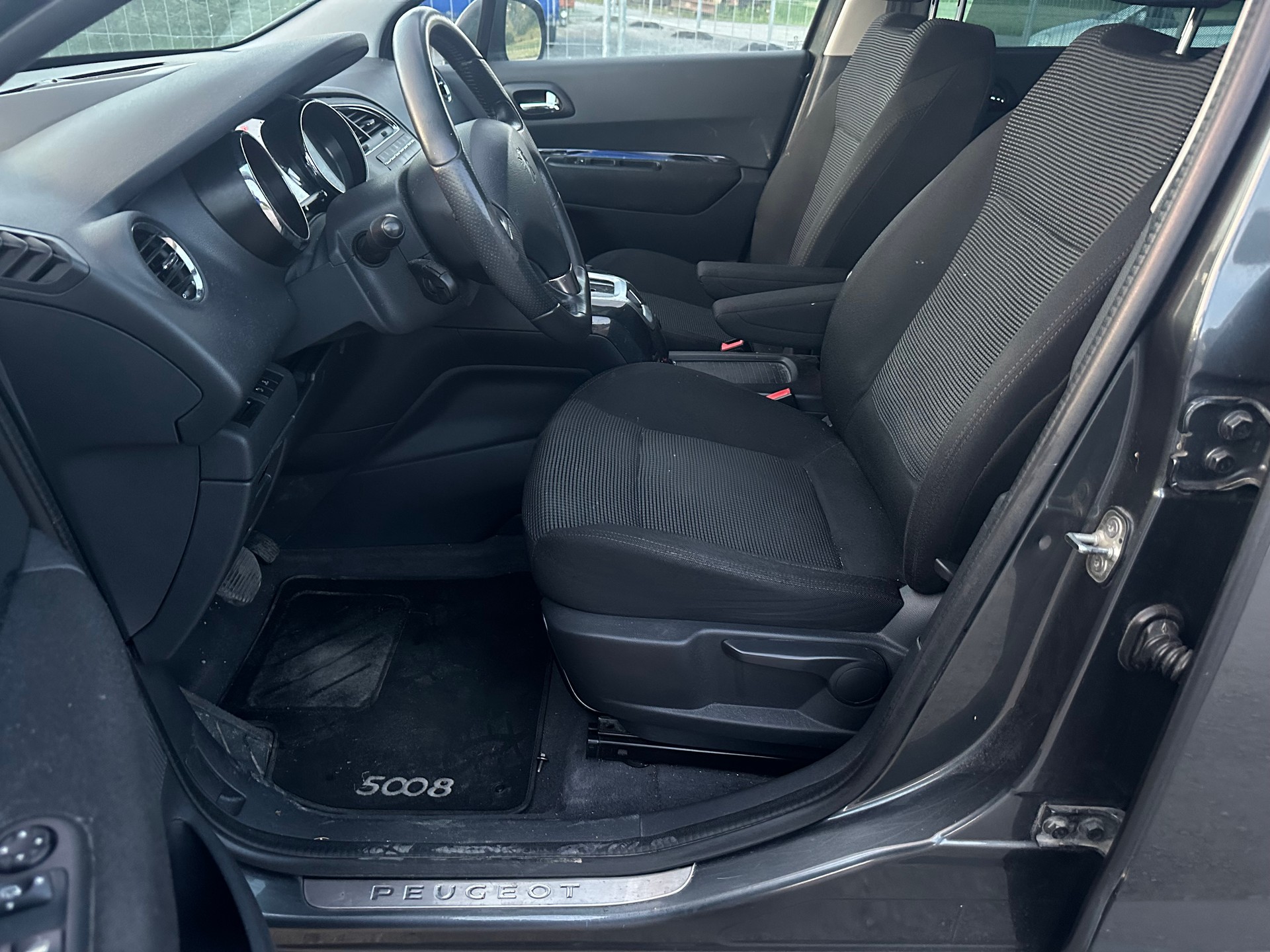 PEUGEOT 5008 1.6 16V T Sport Pack Automatic-image-10