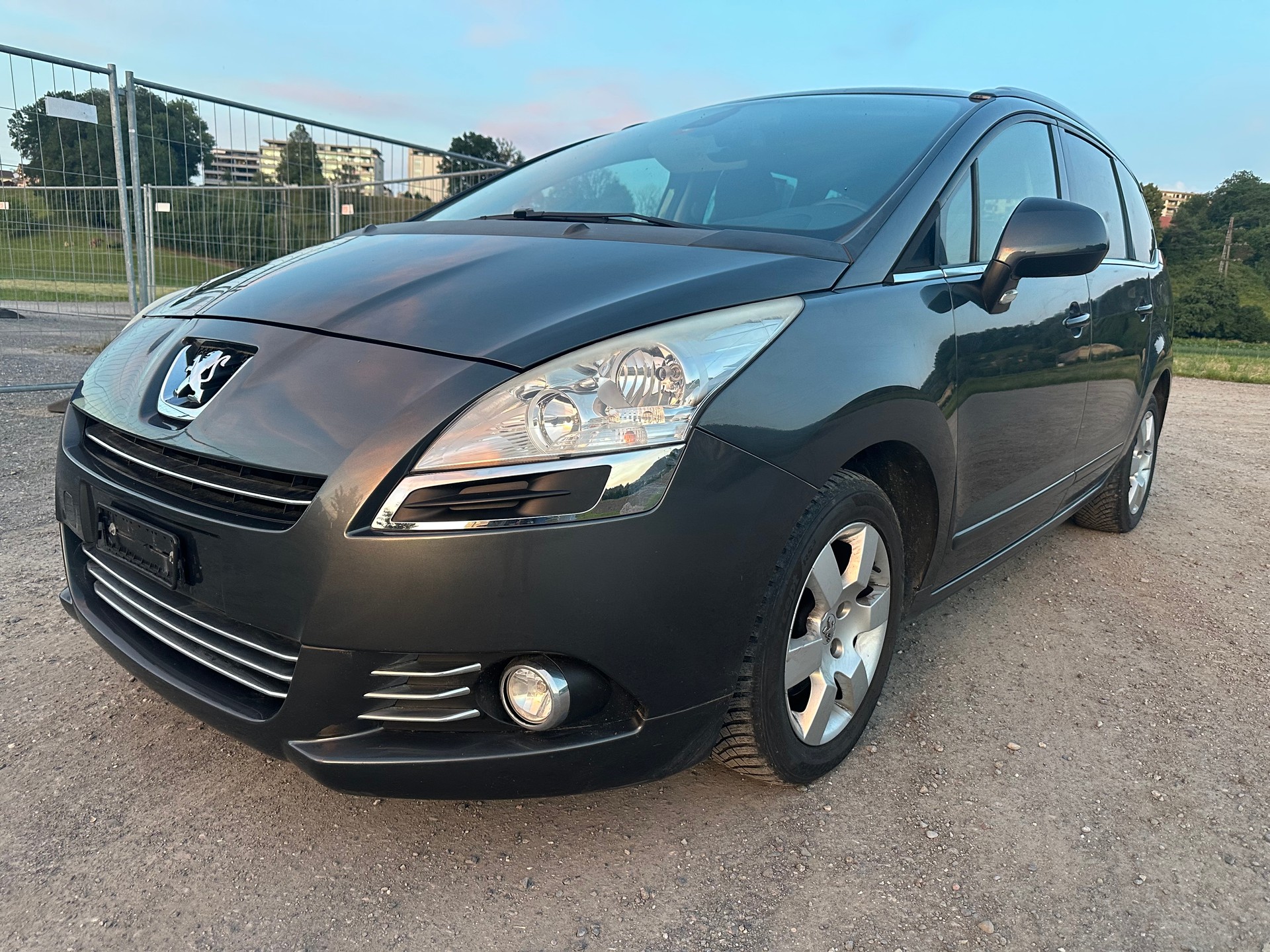 PEUGEOT 5008 1.6 16V T Sport Pack Automatic-image-2