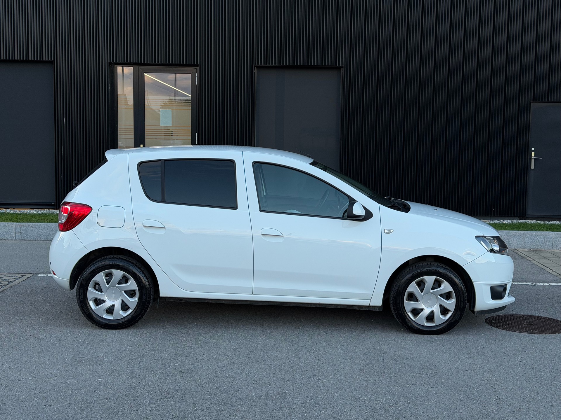 DACIA Sandero 1.5 dCi Lauréate-image-4