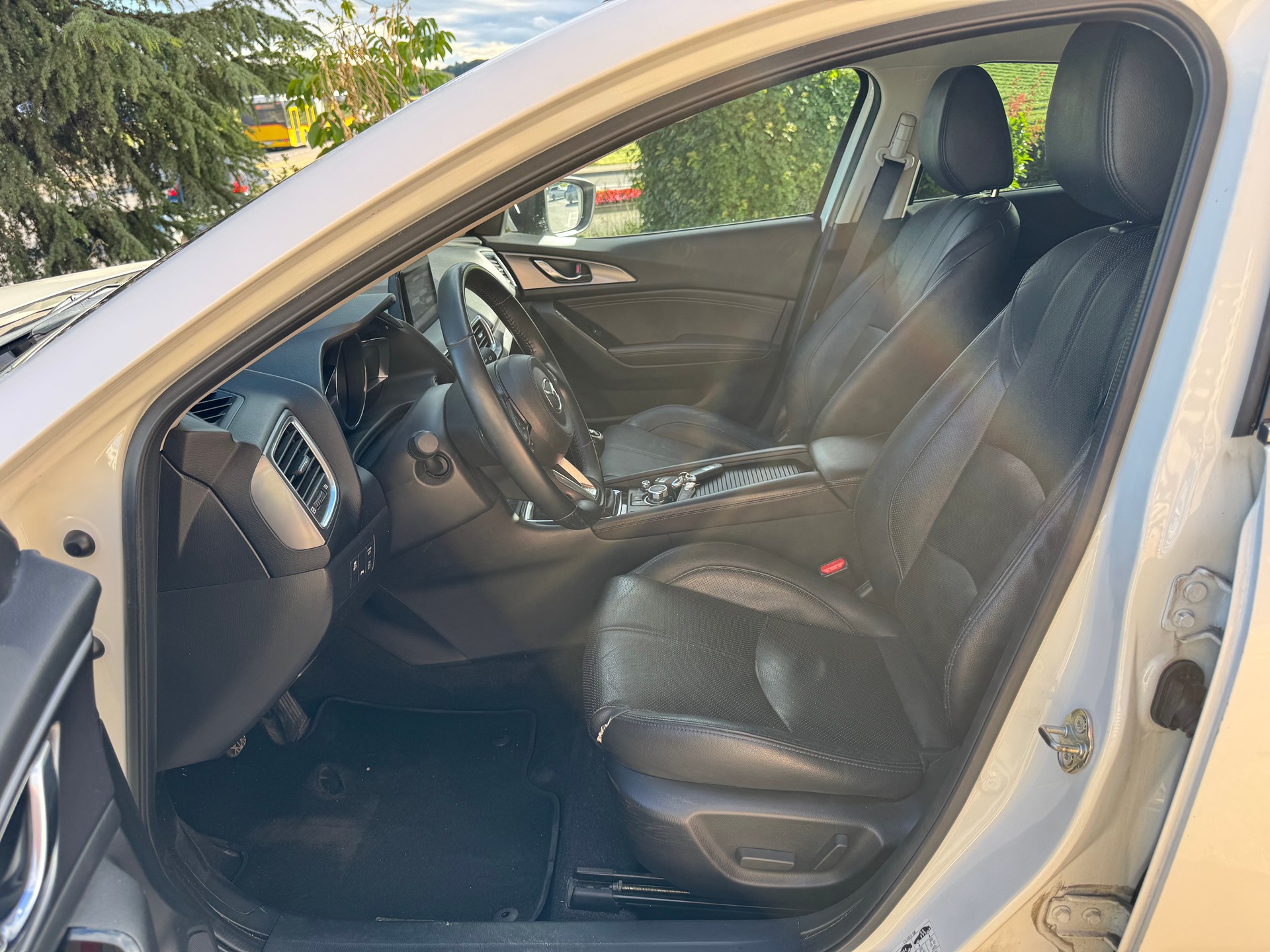 MAZDA 3 SKYACTIV-D 150 Revolution-image-3