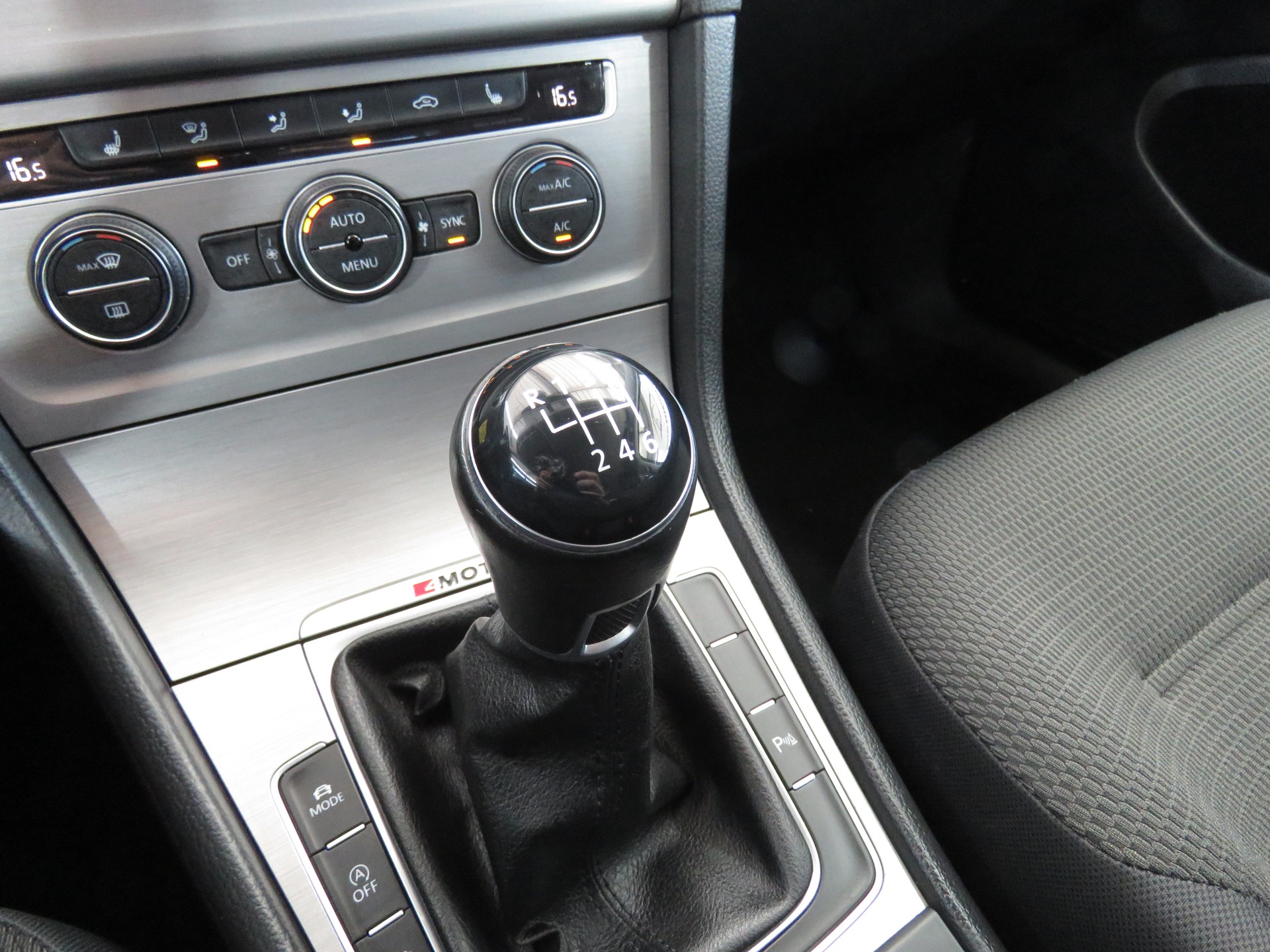 VW Golf 2.0 TDI Comfortline 4-Motion-image-14