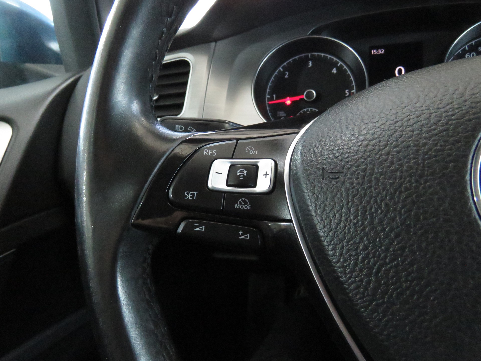 VW Golf 2.0 TDI Comfortline 4-Motion-image-18