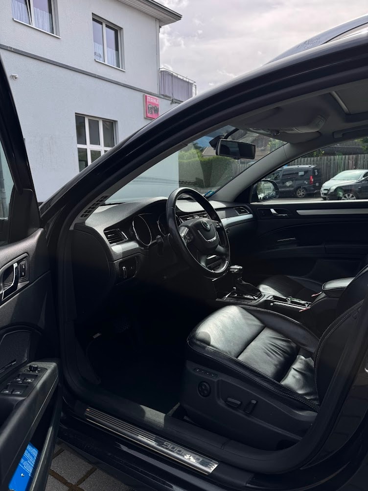 SKODA Superb Combi 2.0 TSI Elegance DSG-image-4