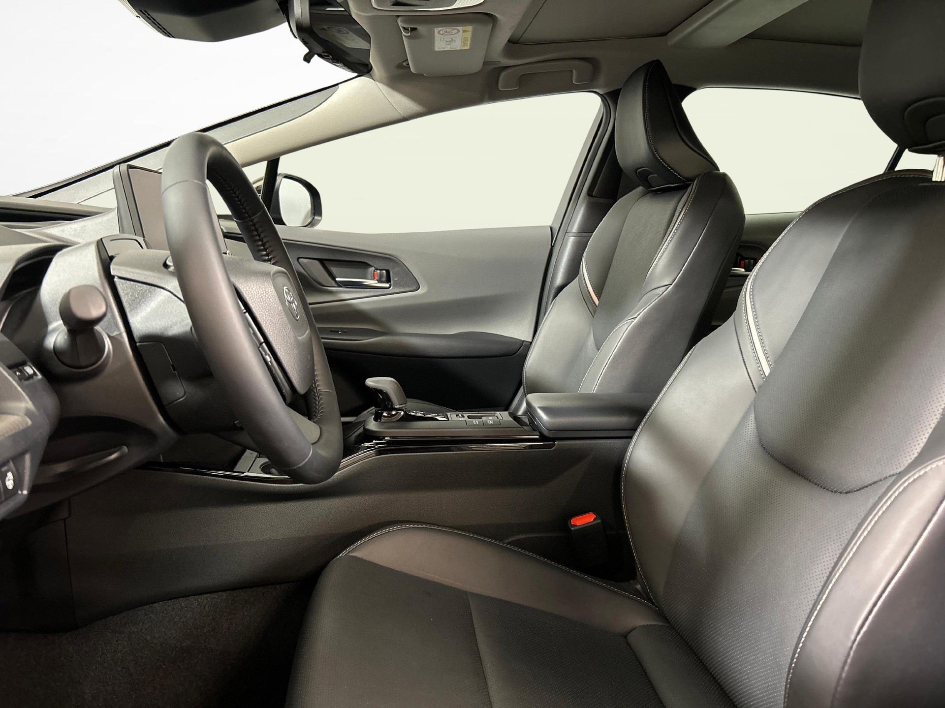 TOYOTA Prius 2.0 Plug-In-Hybrid Premium-showroom-element-3