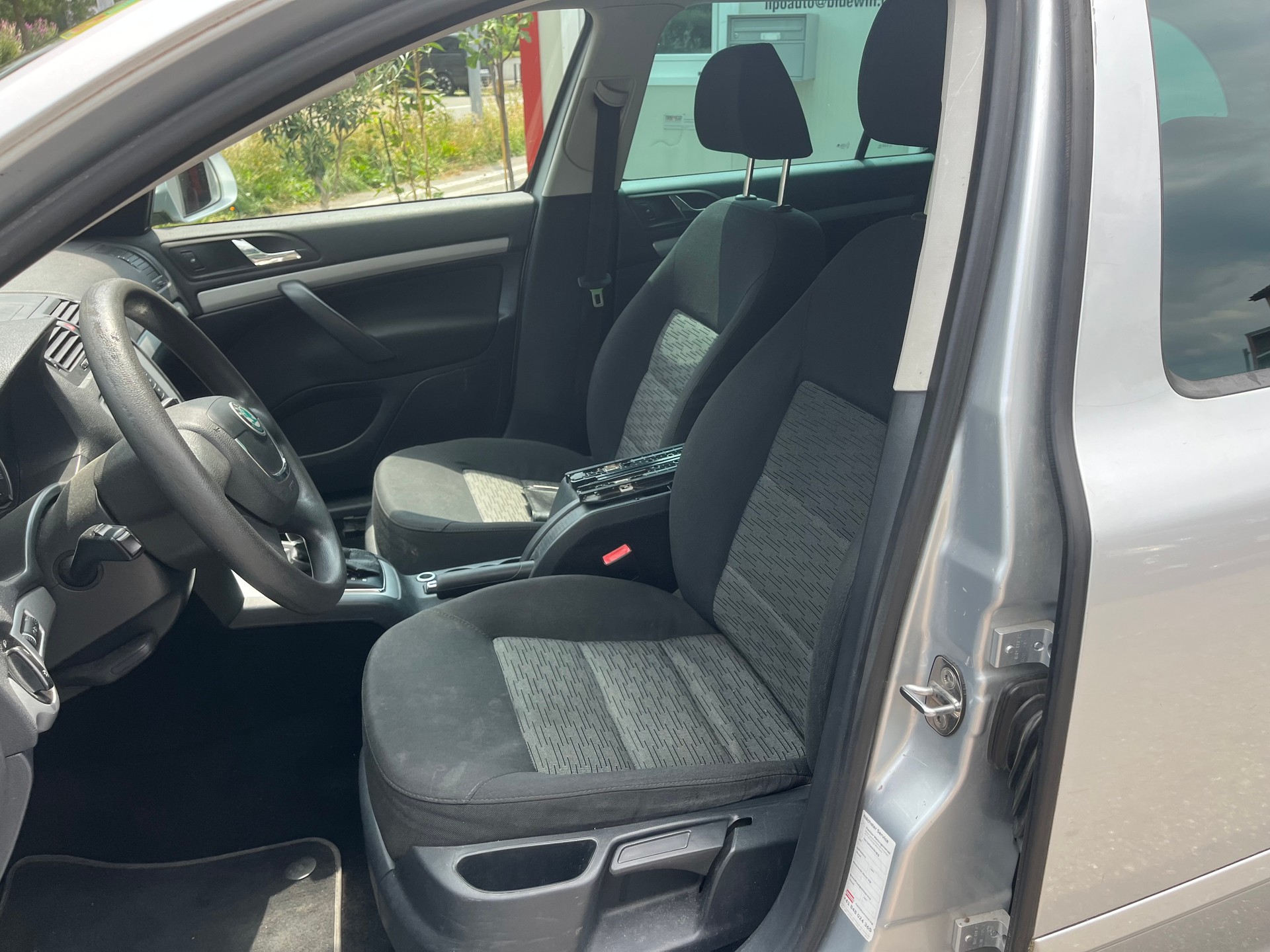 SKODA Octavia Combi 1.6 TDI Active DSG-image-10
