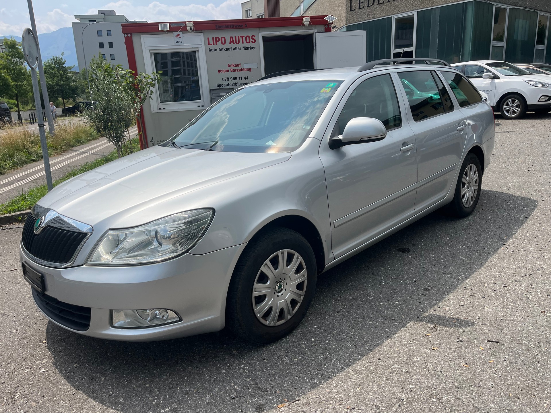 SKODA Octavia Combi 1.6 TDI Active DSG-image-1