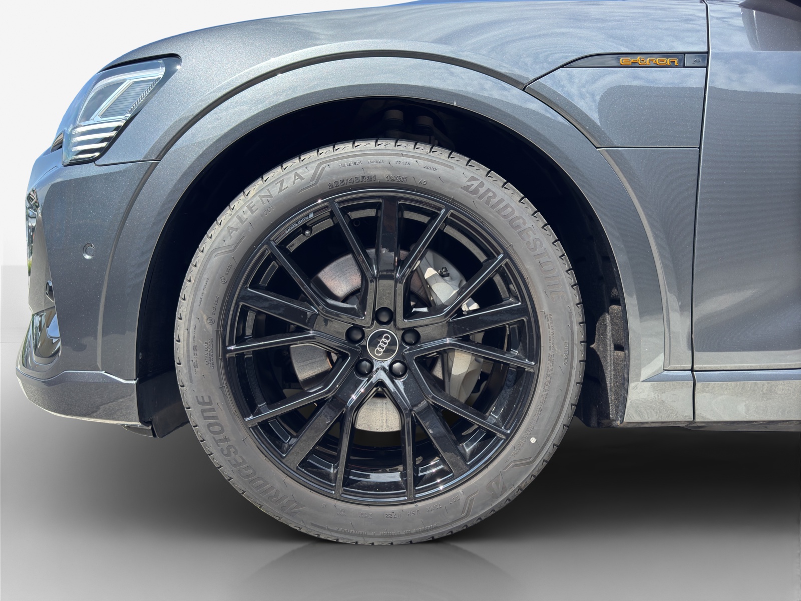 AUDI e-tron 55 S Line Black Edition quattro-image-13