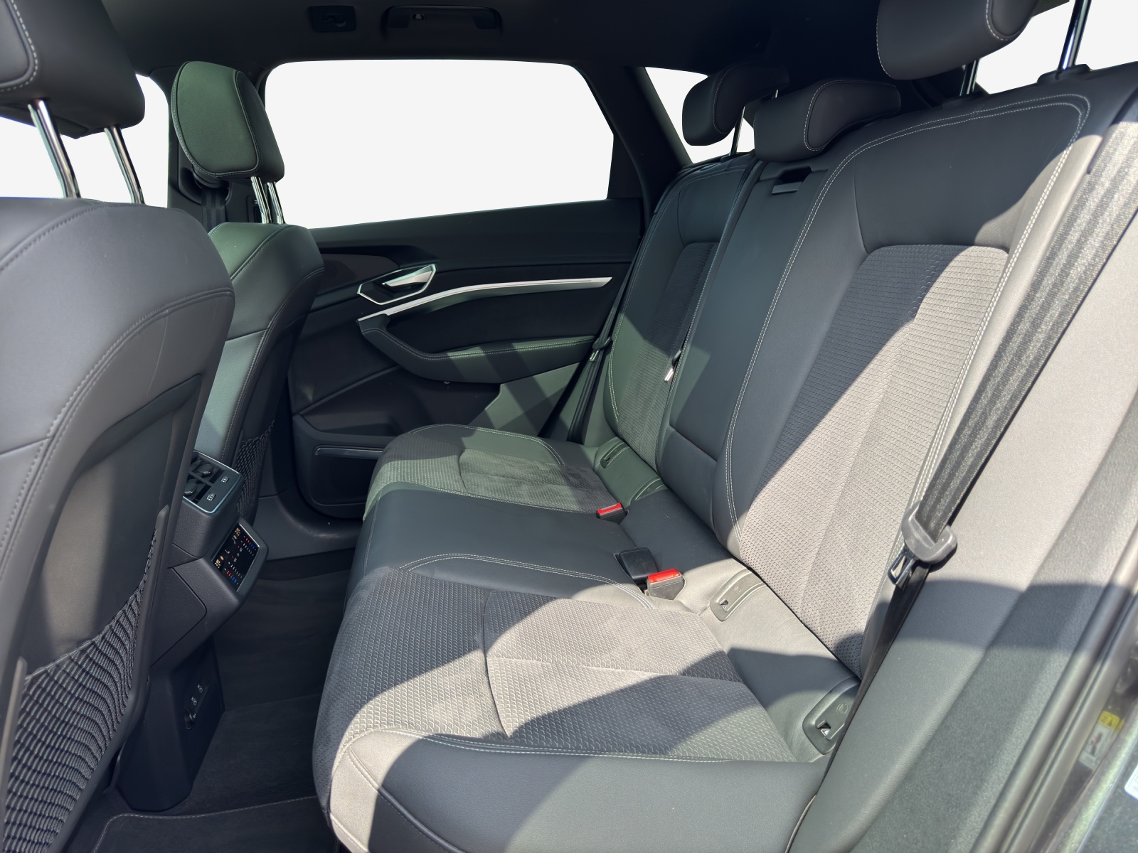 AUDI e-tron 55 S Line Black Edition quattro-image-11