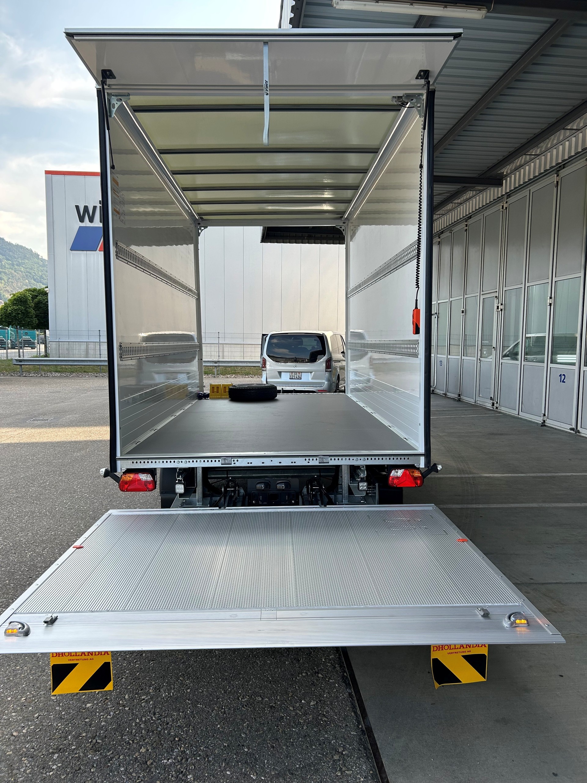 JUNGE LIGHTSTAR-TRAILER-image-10