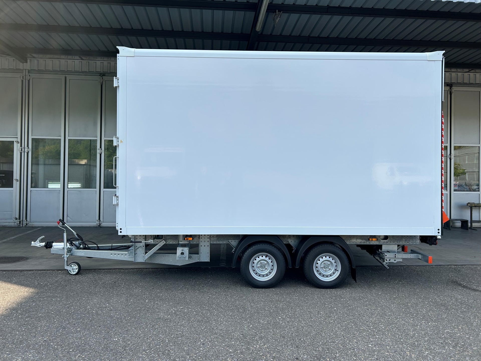 JUNGE LIGHTSTAR-TRAILER-image-1