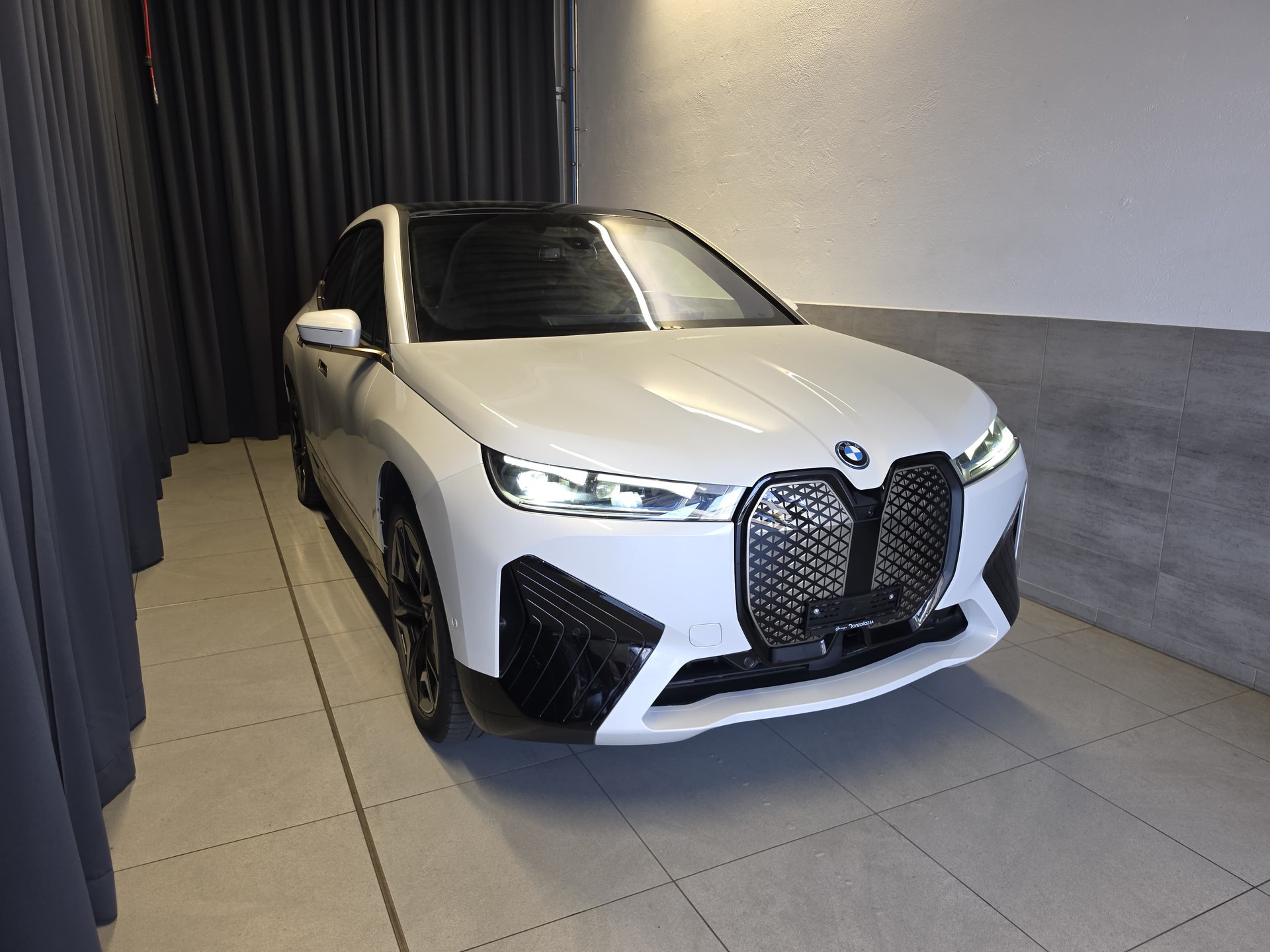 BMW iX xDrive50(57)-image-0