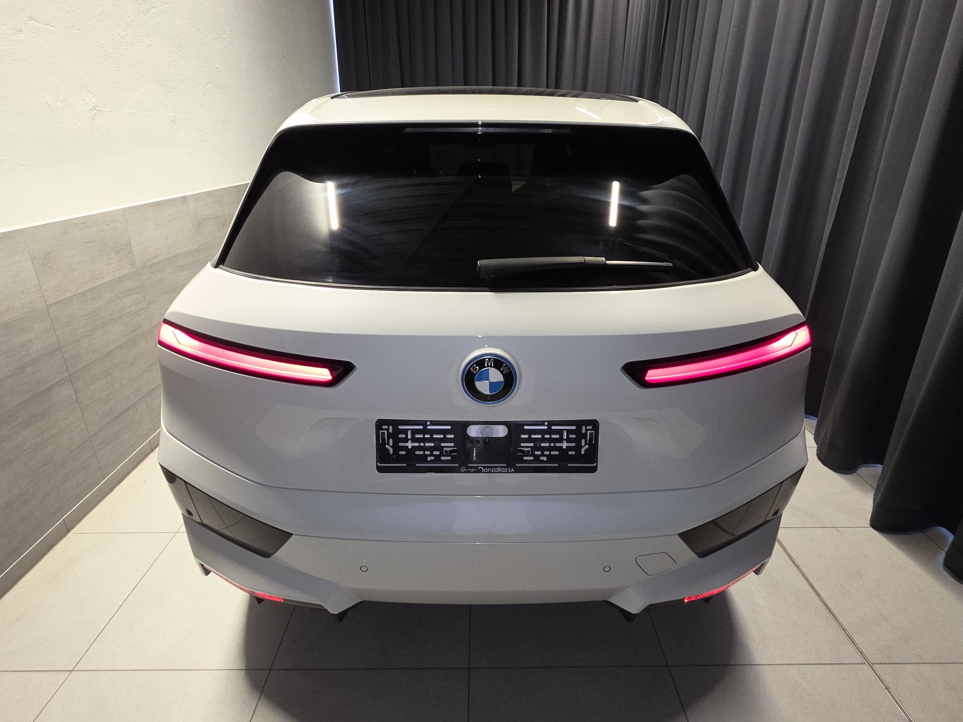 BMW iX xDrive50(57)-image-2