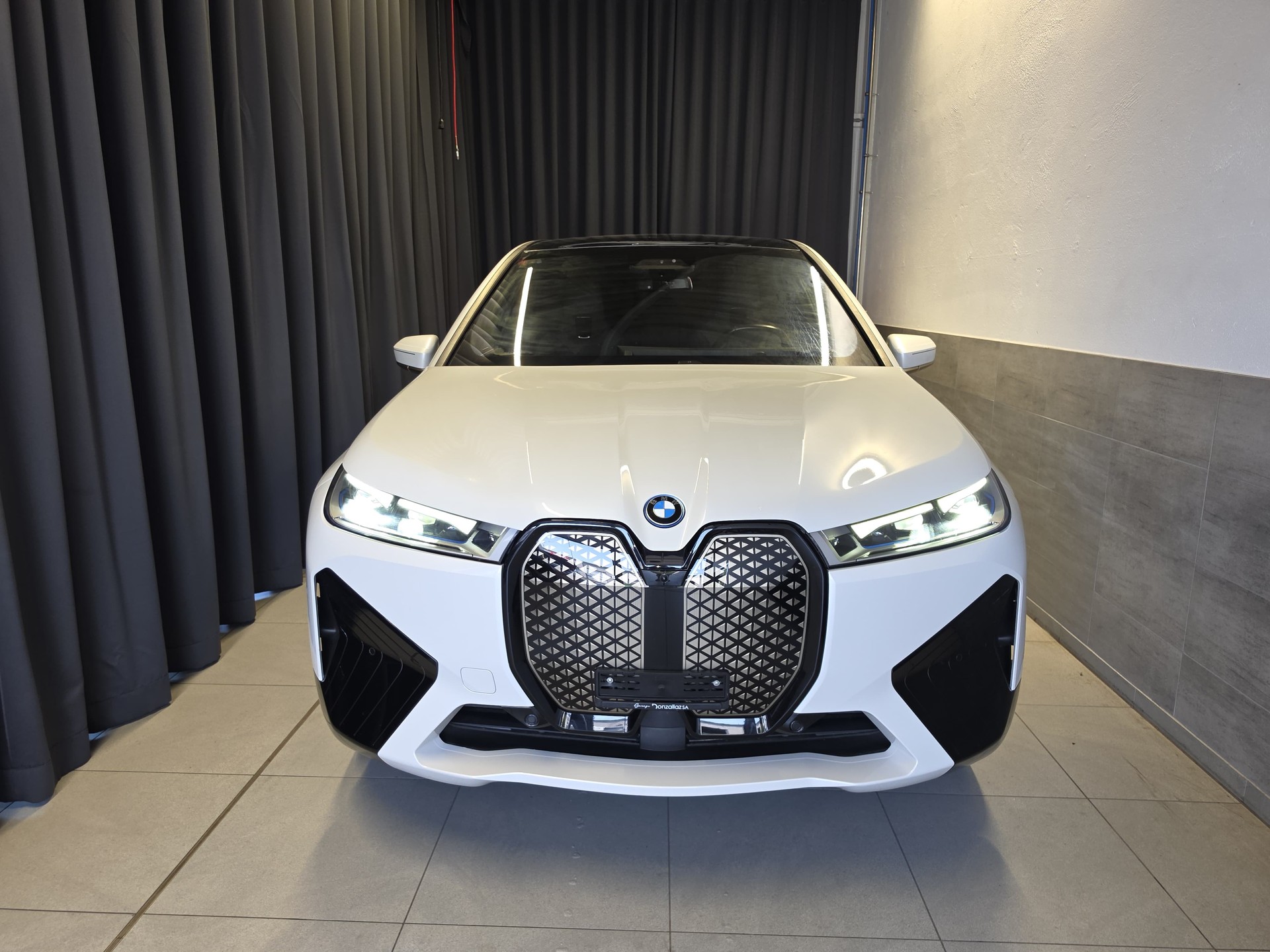 BMW iX xDrive50(57)-image-3