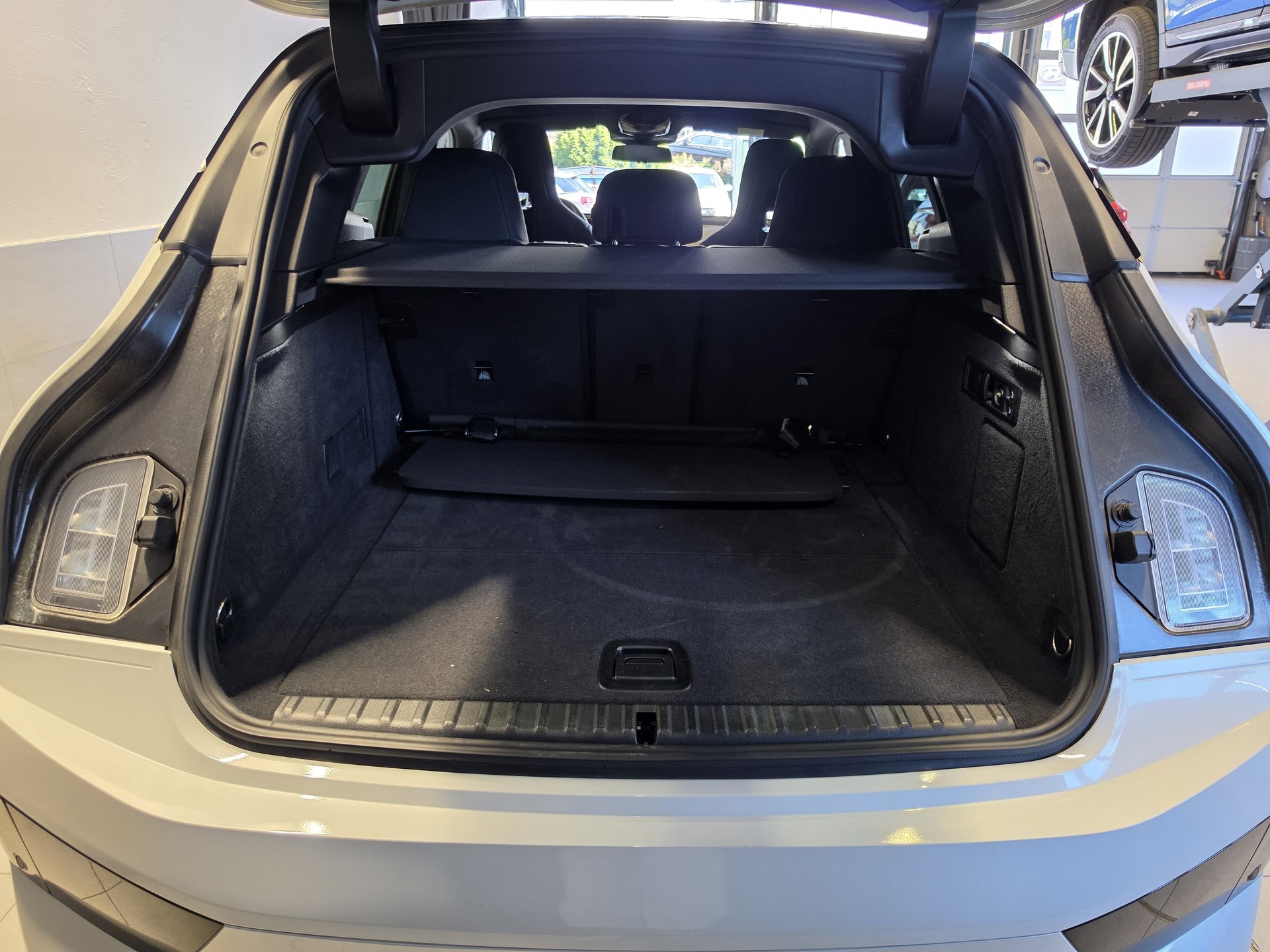 BMW iX xDrive50(57)-image-18