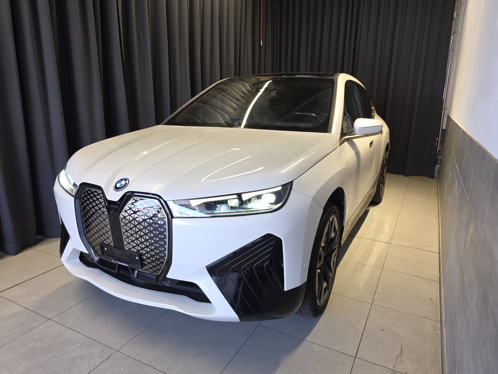 BMW iX xDrive50(57)-image-4