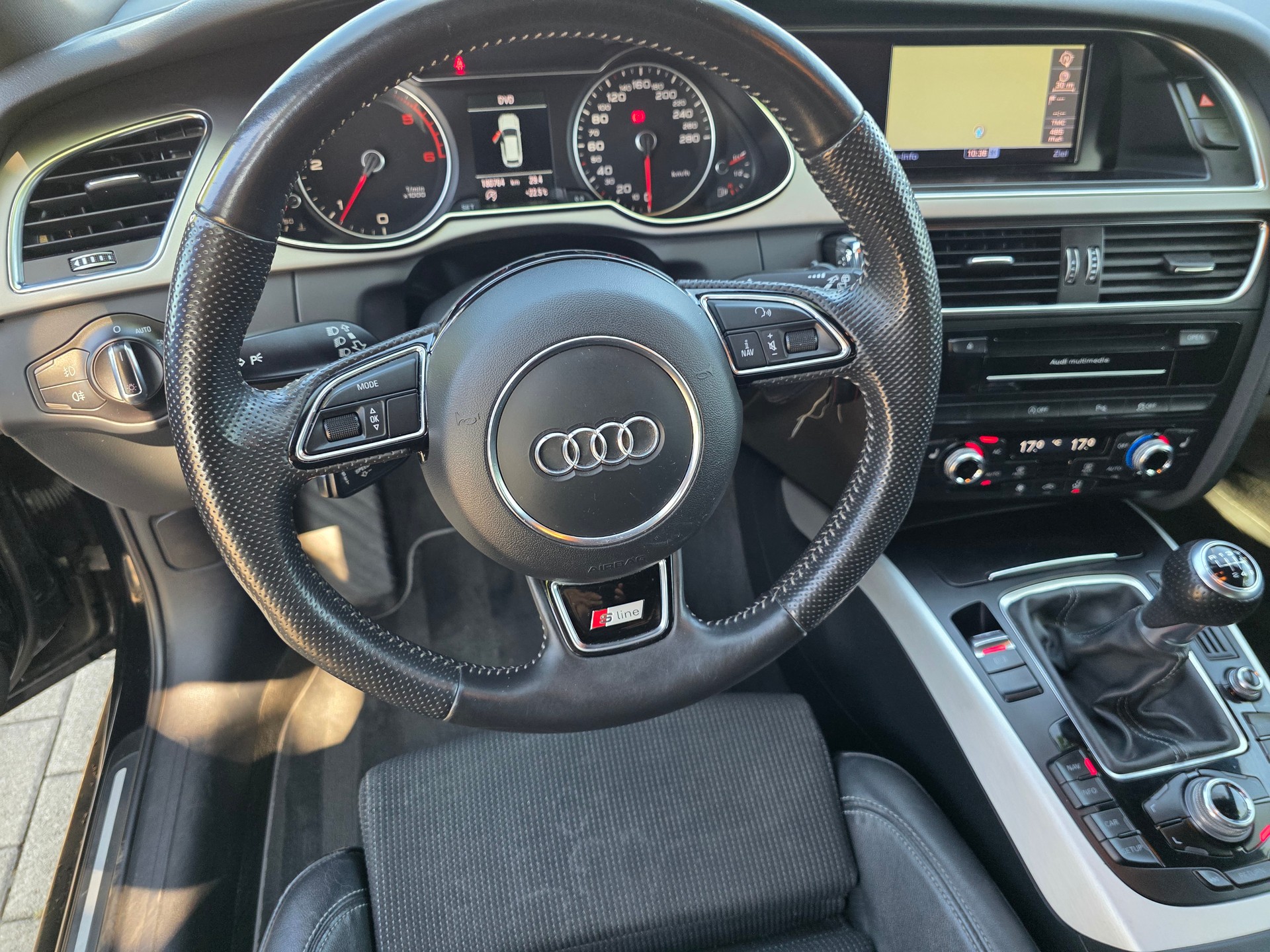 AUDI A4 Avant 2.0 TDI quattro-image-10
