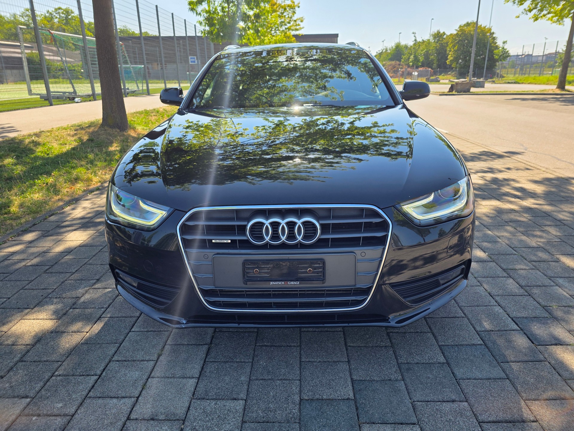 AUDI A4 Avant 2.0 TDI quattro-image-2