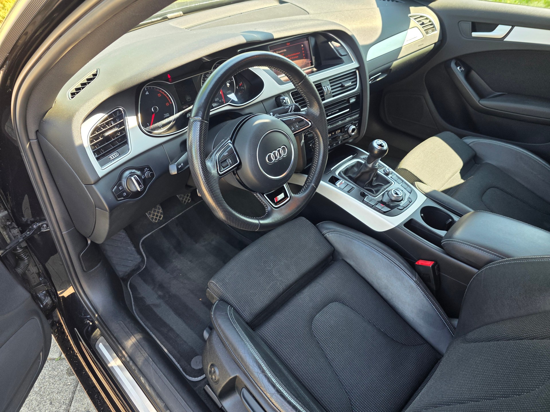 AUDI A4 Avant 2.0 TDI quattro-image-17